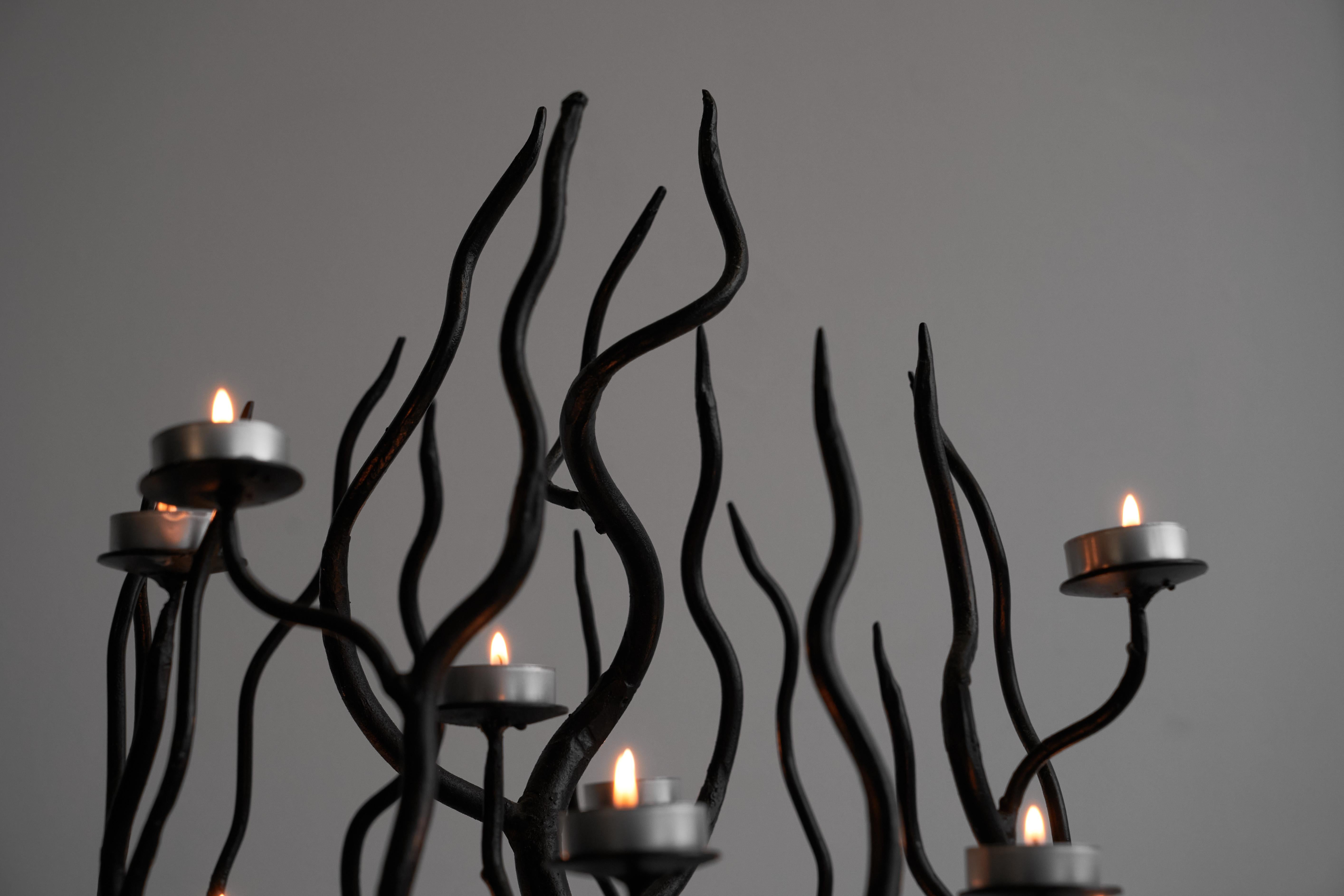 Großer Baumförmiger Kerzenhalter aus handgeschmiedetem Stahl 1970er Jahre (20. Jahrhundert) im Angebot
