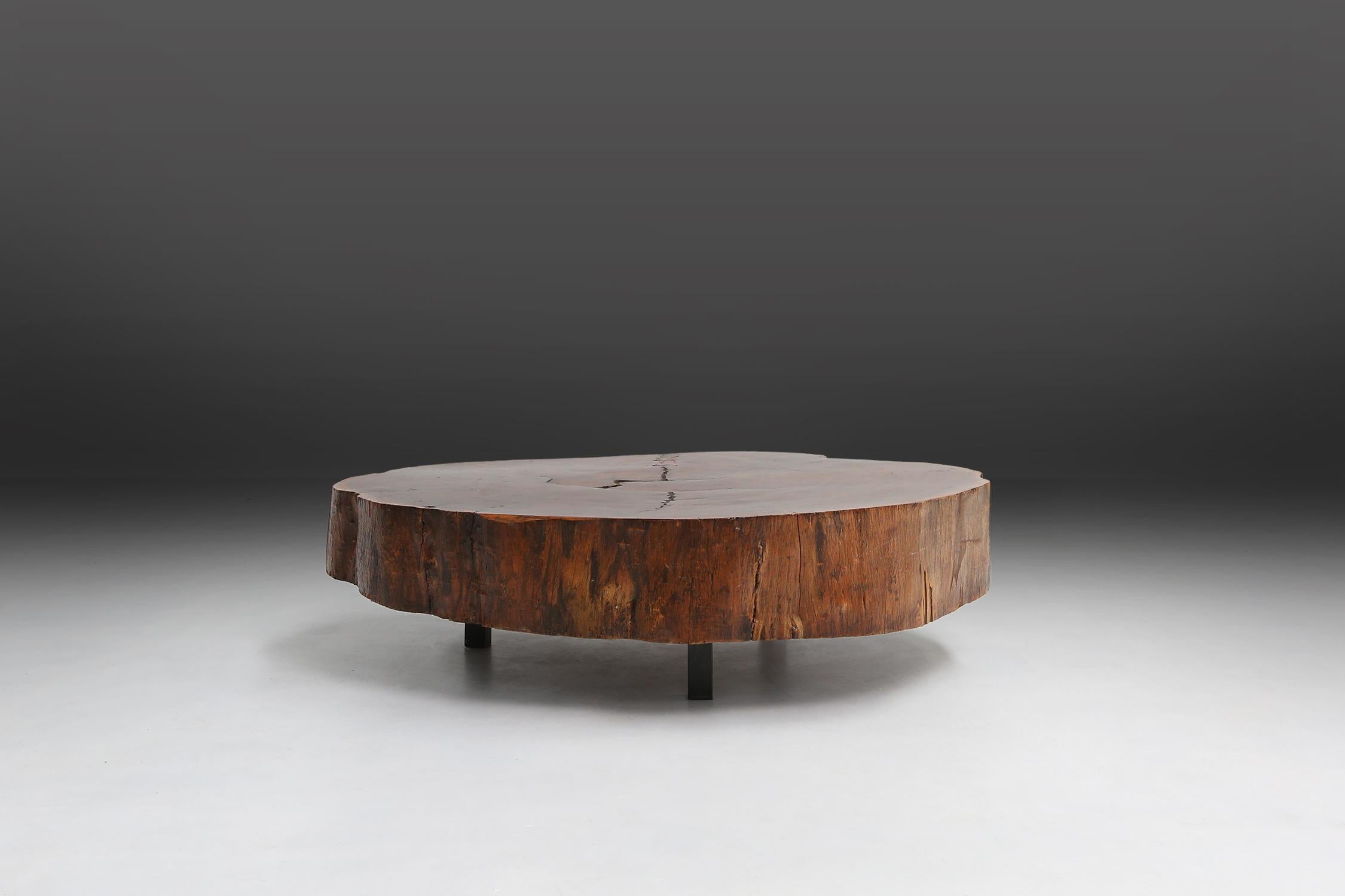 Large coffee table made of a slice of tree in the 1960s.
This very thick piece of wood has a fantastic patina.
Height of the tree trunk: 19 cm.