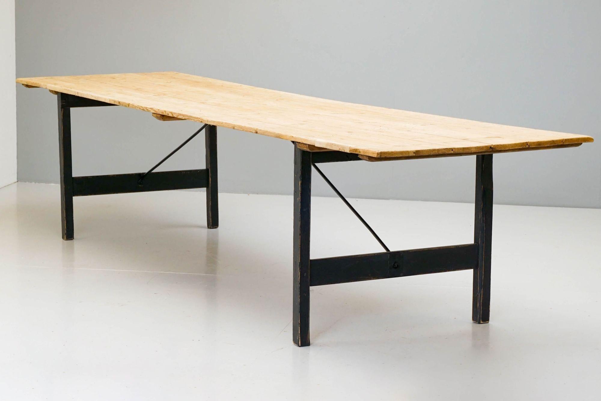 Grande tavolo a cavalletto in pino con gambe pieghevoli.

K.K. circa 1890

H. H. x L. 370 cm. x P. 91 cm.