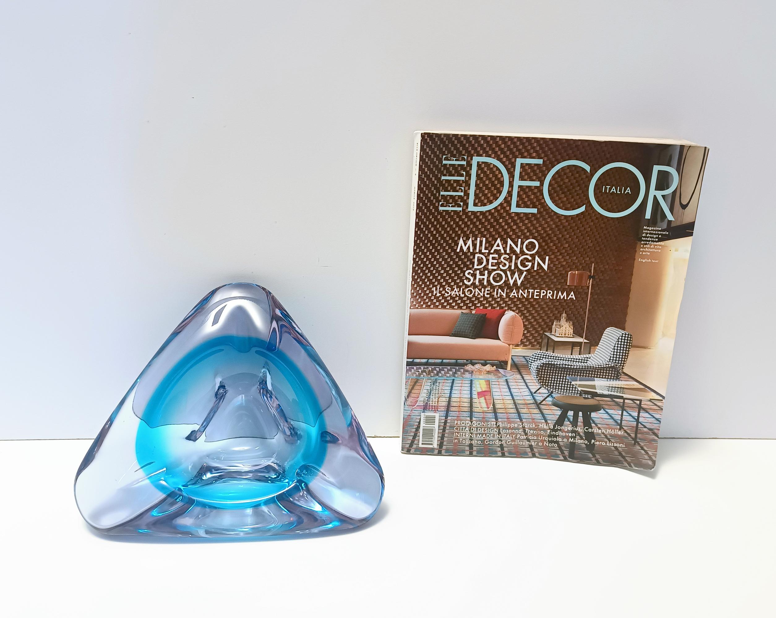 Postmoderno Grande trinket bowl triangolare in vetro di Murano blu - posacenere, Italia in vendita