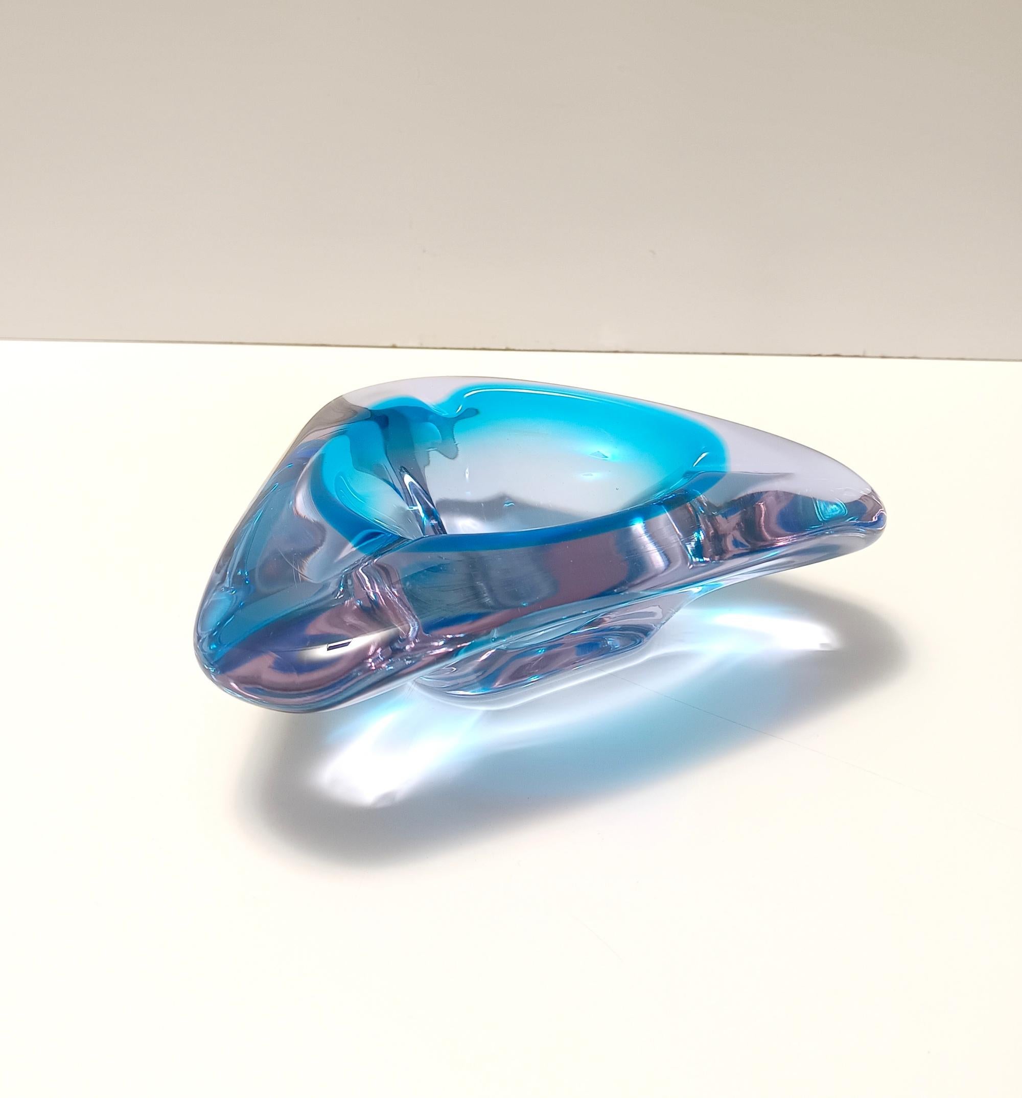 Italiano Grande trinket bowl triangolare in vetro di Murano blu - posacenere, Italia in vendita