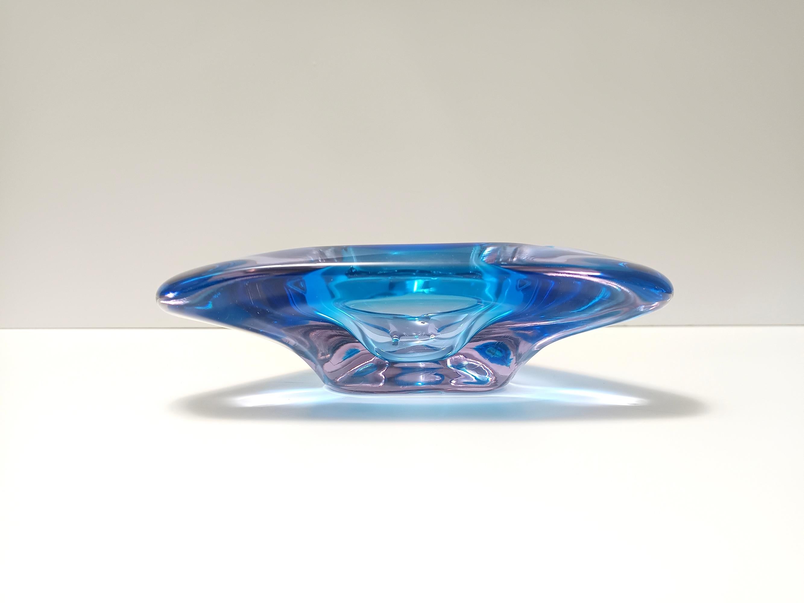 Fine XX secolo Grande trinket bowl triangolare in vetro di Murano blu - posacenere, Italia in vendita