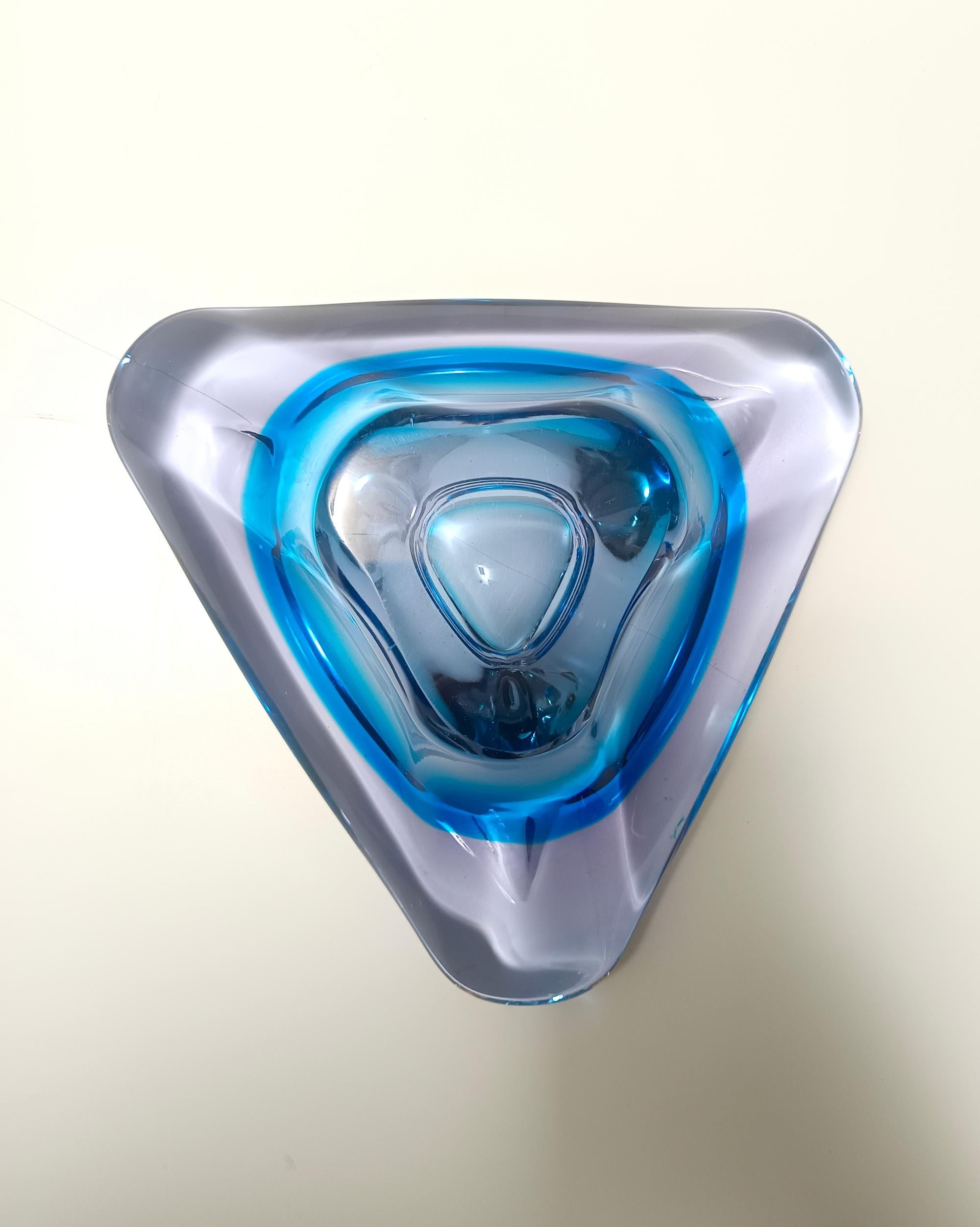 Vetro di Murano Grande trinket bowl triangolare in vetro di Murano blu - posacenere, Italia in vendita