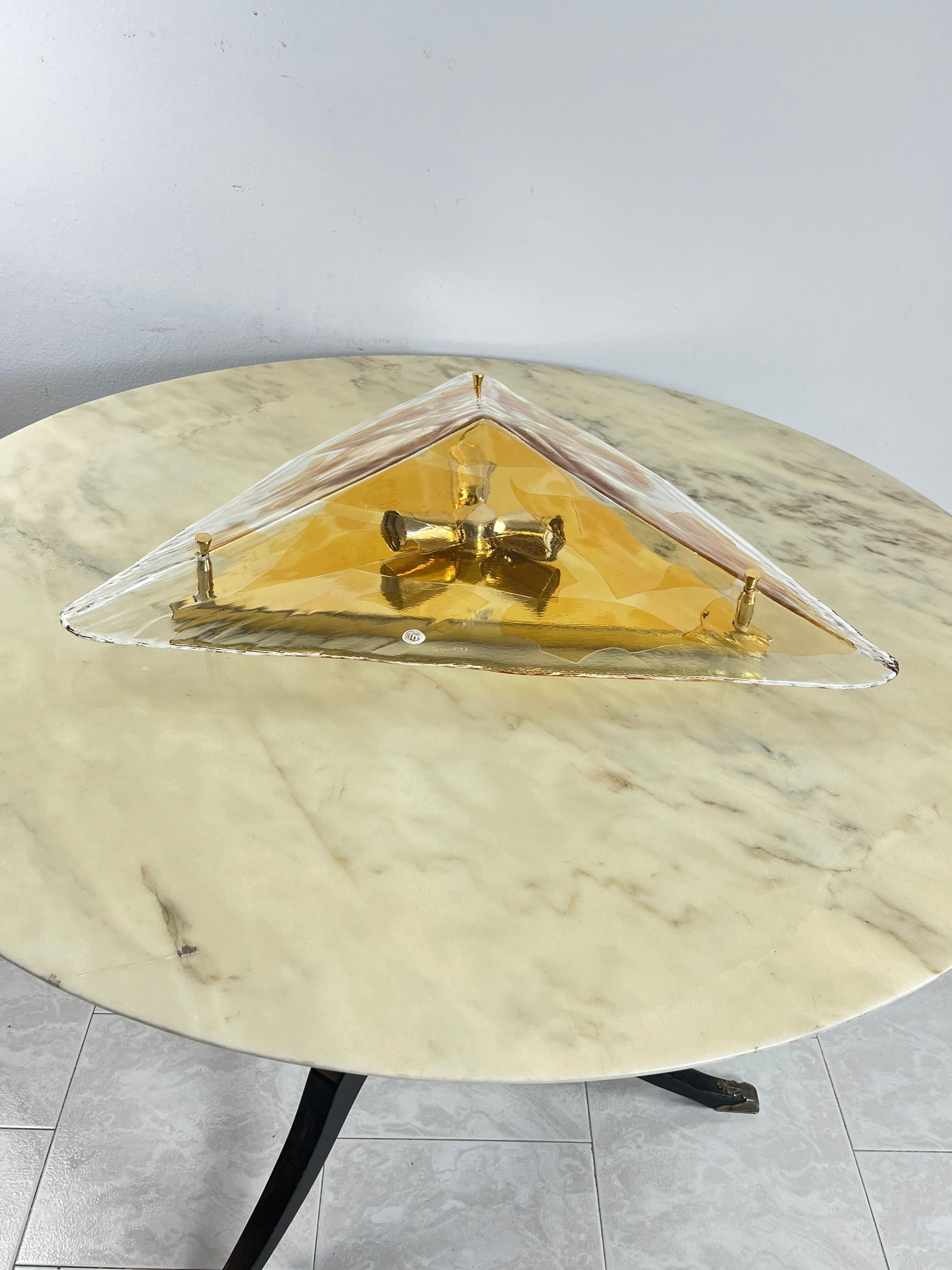 Grand plafonnier ou applique triangulaire en verre de Murano La Murrina 1980
Verre ambré et brun clair, base en métal doré.
Trois lampes E27.
Estampillé La murrina sur le verre et sur la partie métallique.
Intact et en bon état, petites et