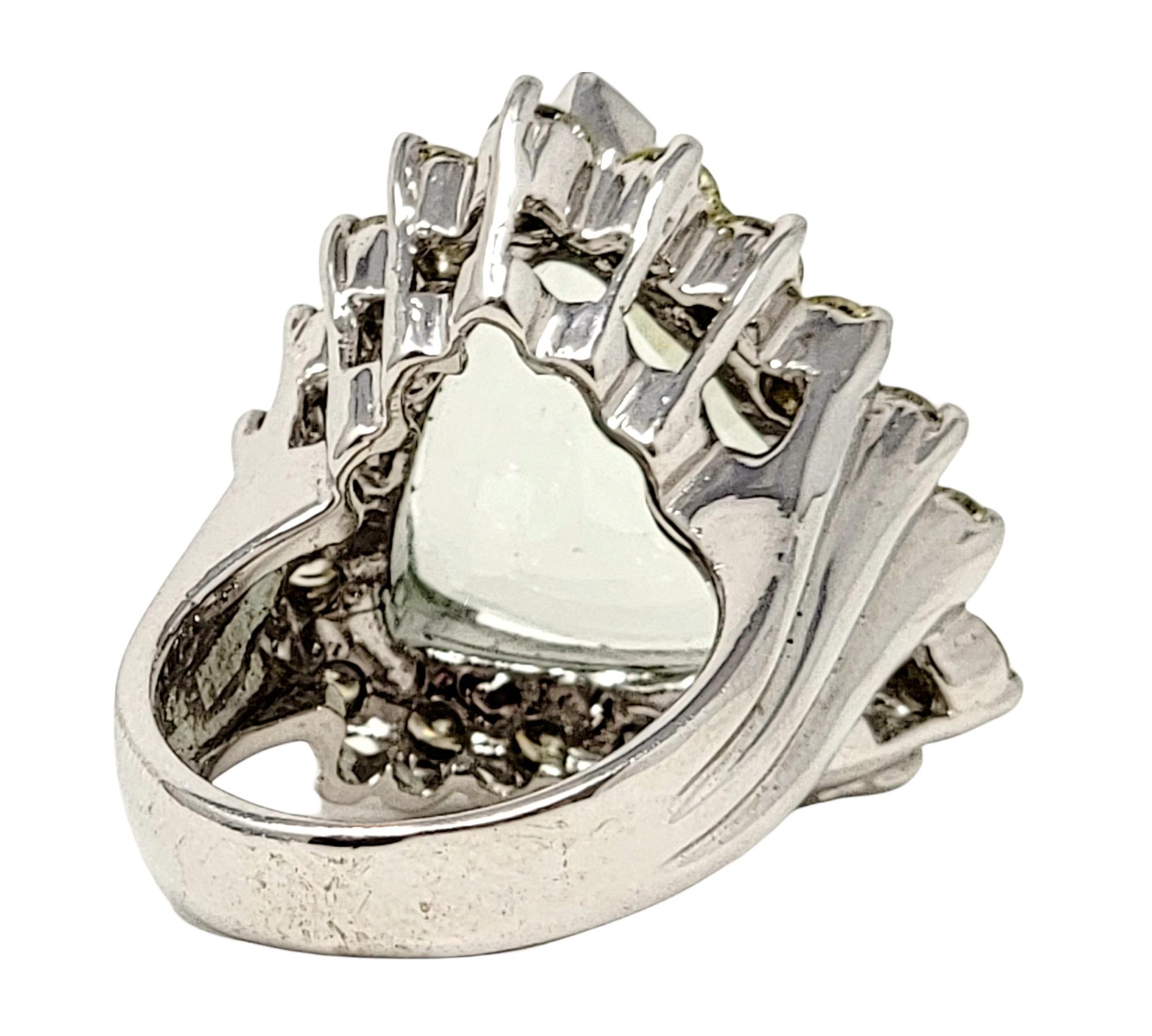Gran Anillo de Cóctel Triangular de Berilo Verde de Tallado Mixto y Halo de Diamantes en venta 4