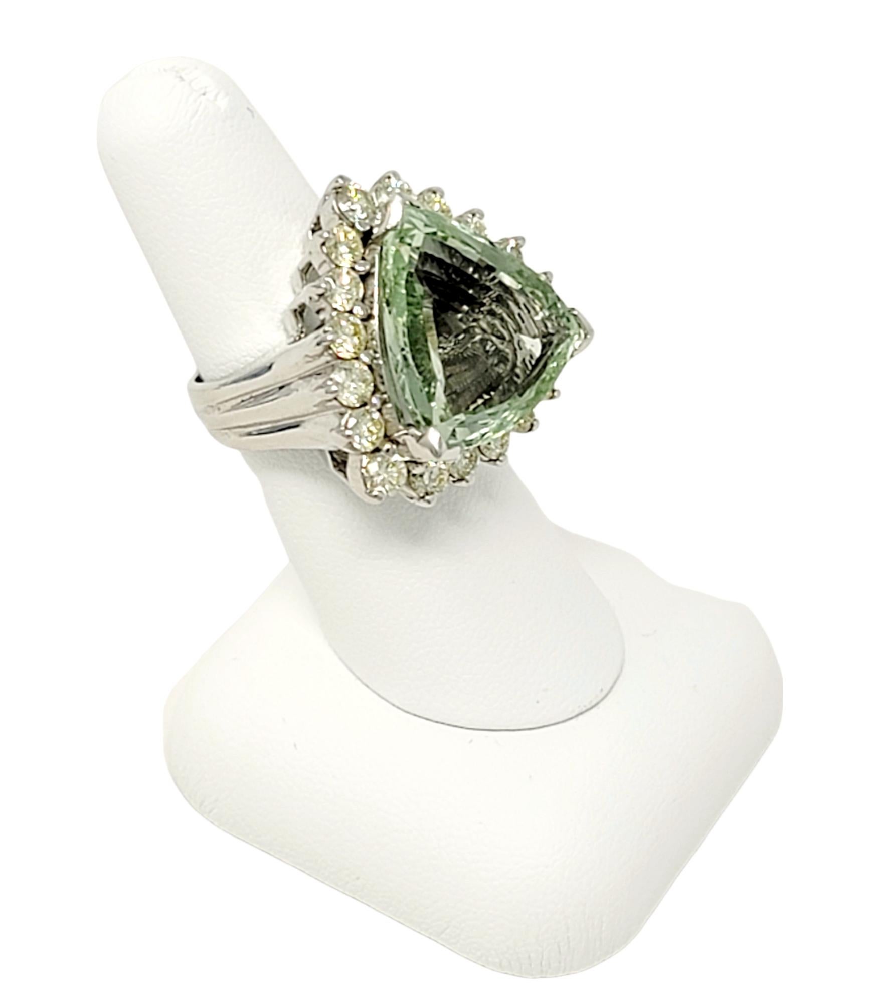 Gran Anillo de Cóctel Triangular de Berilo Verde de Tallado Mixto y Halo de Diamantes en venta 10