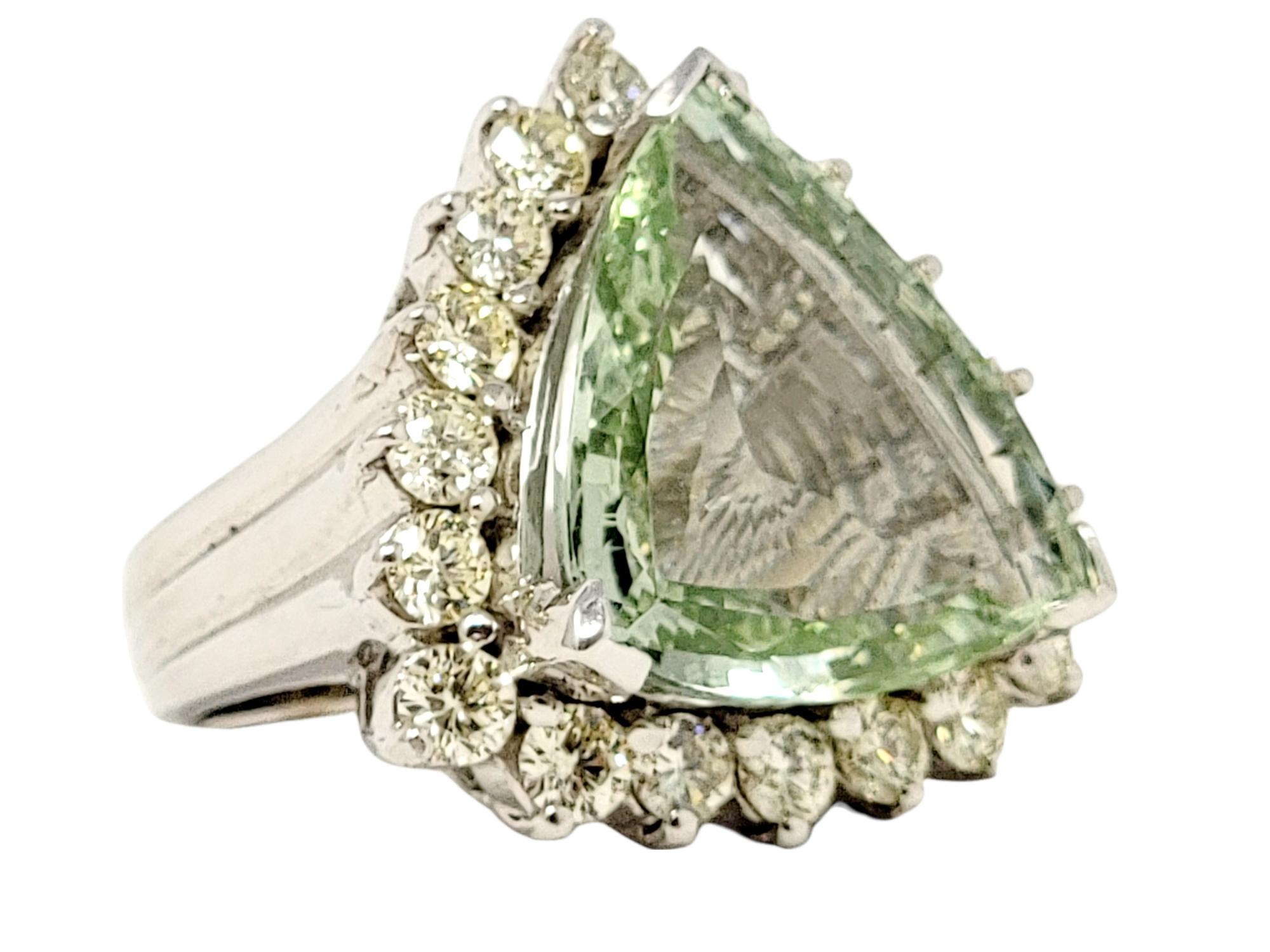 Gran Anillo de Cóctel Triangular de Berilo Verde de Tallado Mixto y Halo de Diamantes en Bueno estado para la venta en Scottsdale, AZ