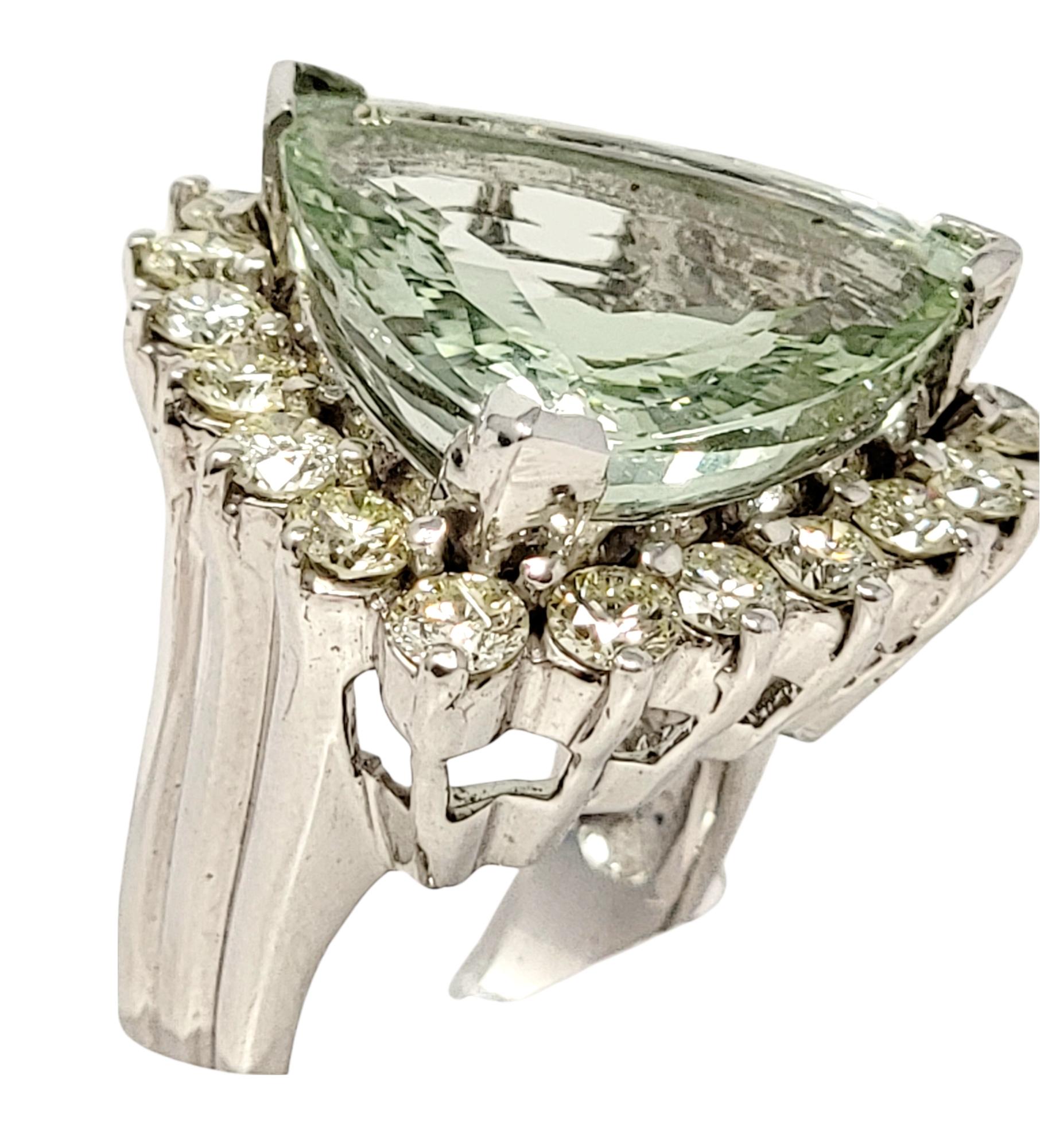 Gran Anillo de Cóctel Triangular de Berilo Verde de Tallado Mixto y Halo de Diamantes en venta 1