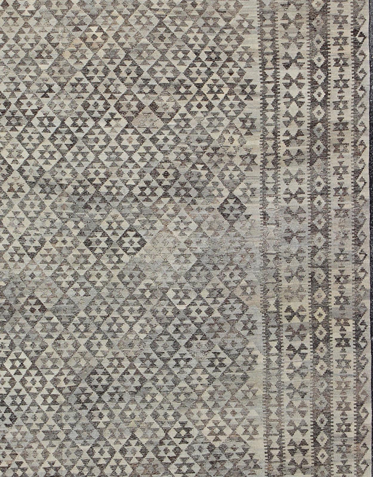 Ce tapis kilim afghan tissé à la main présente un magnifique motif géométrique en forme de diamant 

Mesures : 10'0 x 13'0 

Afghan Modern Kilim, Keivan Woven Arts, Rug ABT-8132869, en Charcoal, silver, Brown, Silver Blue et Gray , origine/