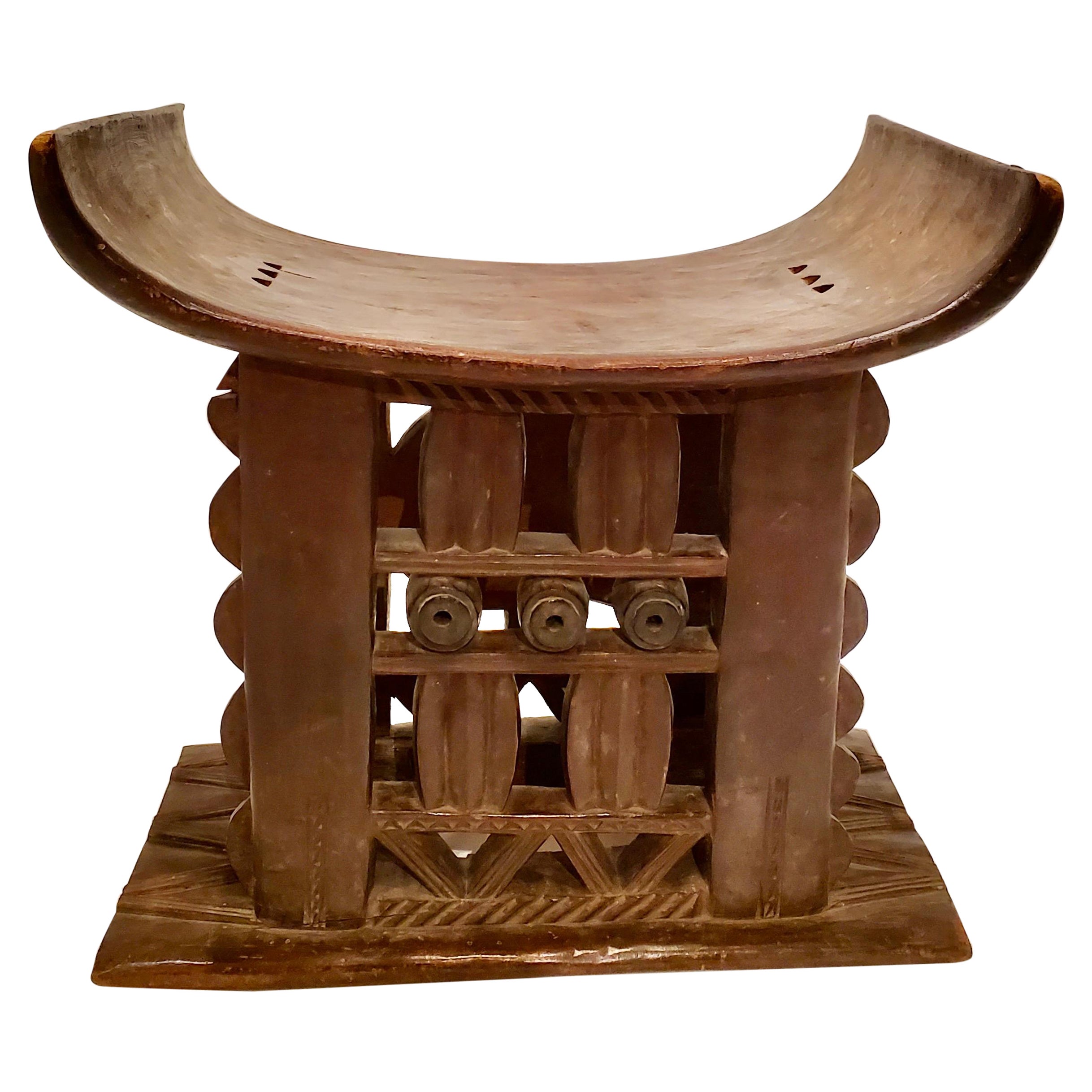 Gran taburete ashanti tribal marrón tallado a mano de principios del siglo XX en venta
