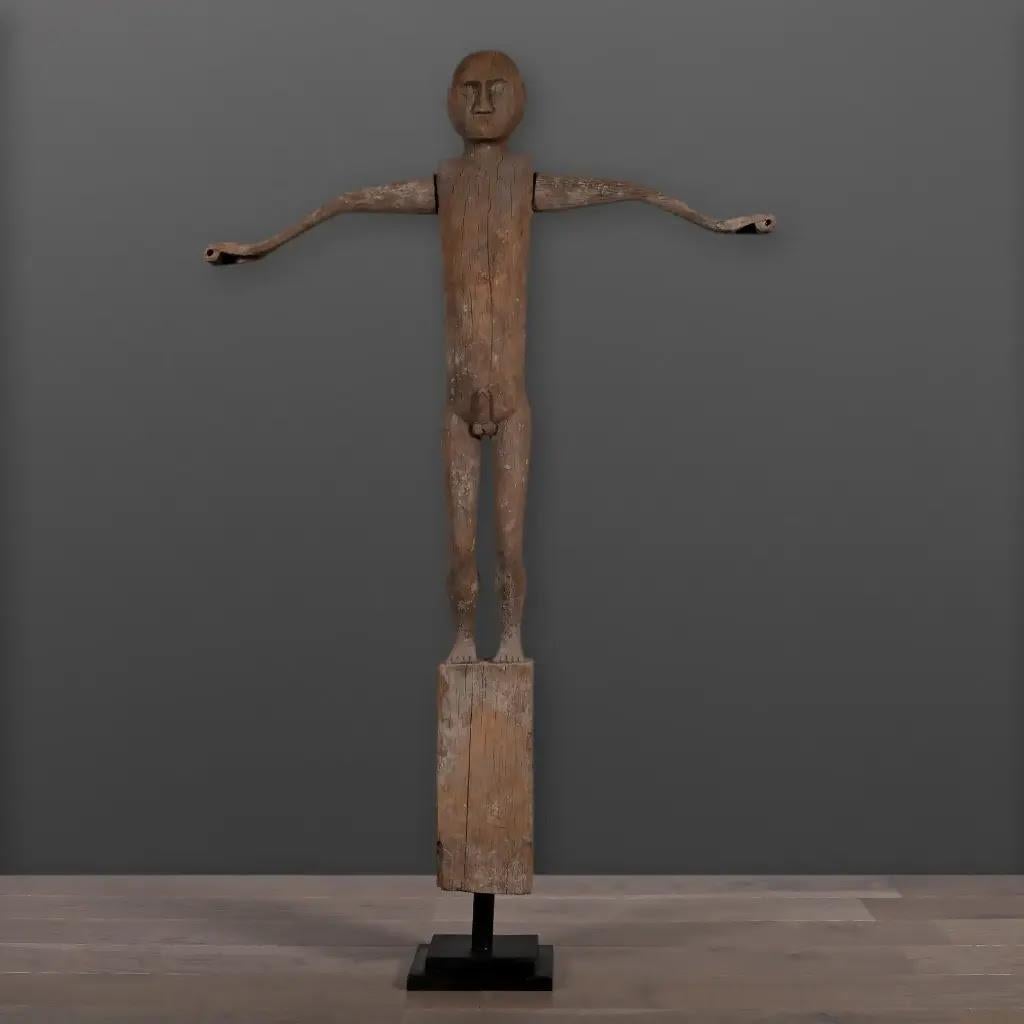 Ce grand fétiche tribal de Bornéo, sculpté dans un bois de fer indonésien richement vieilli, est un exemple frappant de sculpture rituelle traditionnelle. Utilisé lors des cérémonies familiales comme offrande aux ancêtres, il présente les