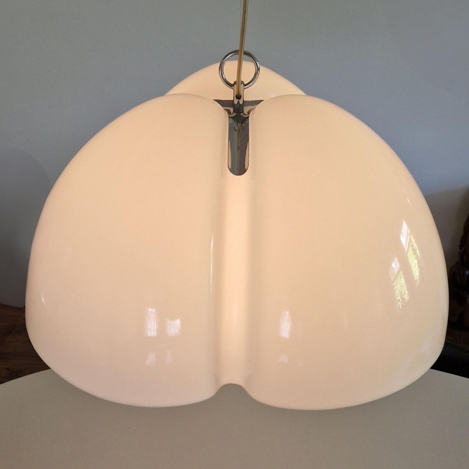 La plus grande version de la lampe suspendue Tricena, emblématique de l'ère spatiale. Conçue par Ingo Maurer et produite par M design dans les années 1970.

Ingo Maurer (12 mai 1932 - 21 octobre 2019) était un designer industriel allemand spécialisé