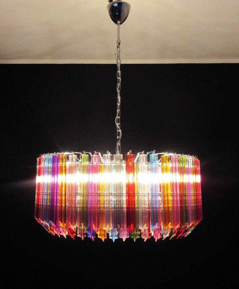 Magnifique lustre en verre de Murano, 265 quadriedri multicolores sur monture crome. Ce grand lustre italien du milieu du siècle est un véritable classique intemporel.
Période : 	Fin du XXe siècle
Dimensions : 43,30 pouces (110 cm) de hauteur avec