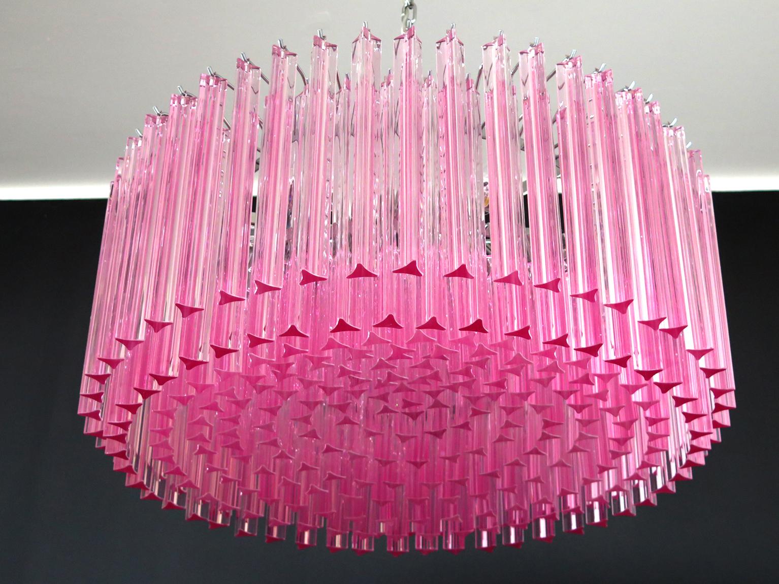A magnificent Murano glass chandelier, 265 pink triedri on chrome frame. This large midcentury Italian chandelier is truly a timeless Classic.
Period: late 20th century
Dimensions: 43.30 inches (110 cm) height with chain; 15.75 inches (40 cm)