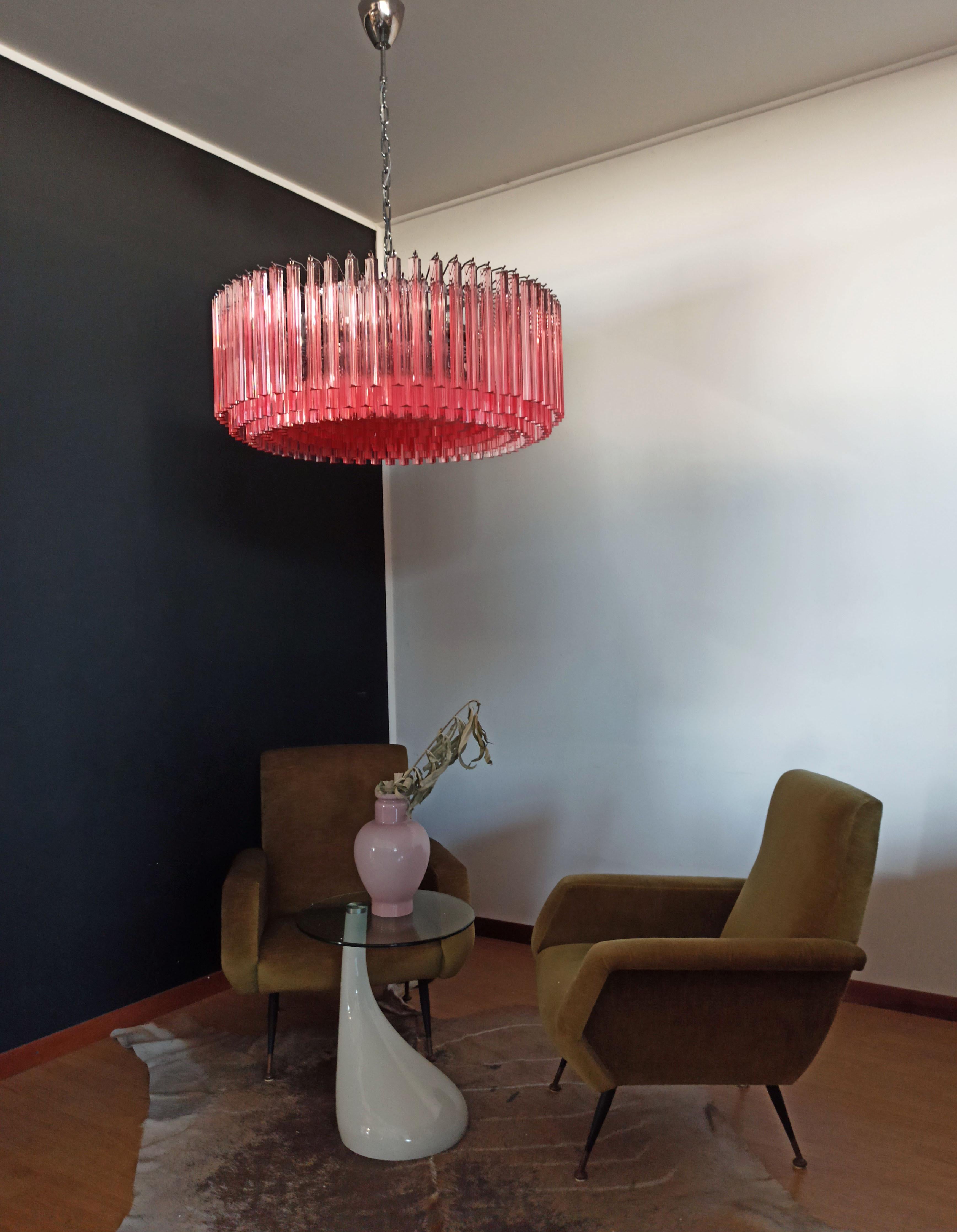 A magnificent Murano glass chandelier, 391 pink triedri on crome frame. This large Mid-Century Italian chandelier is truly a timeless classic.
Period: late XX century
Dimensions: 47,25 inches (120 cm) height with chain; 15,75 inches (40 cm) height