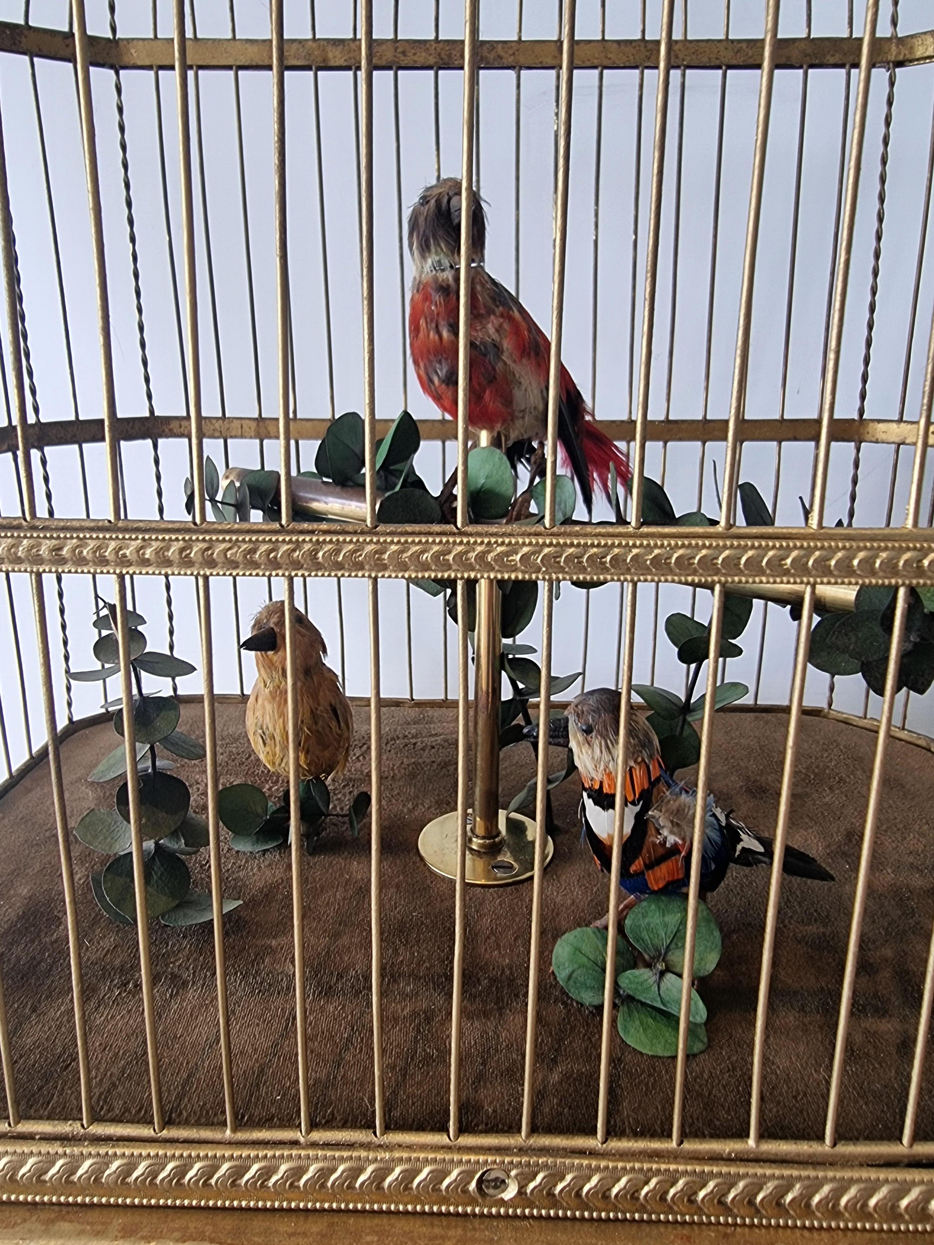 Threes a crowd and a good sound...

When wound and actuated by start/stop lever to side, the three birds take turns to sing passages of the sequential birdsong, moving beaks, heads and tailfeathers as solos synchronized with the song.

Each bird