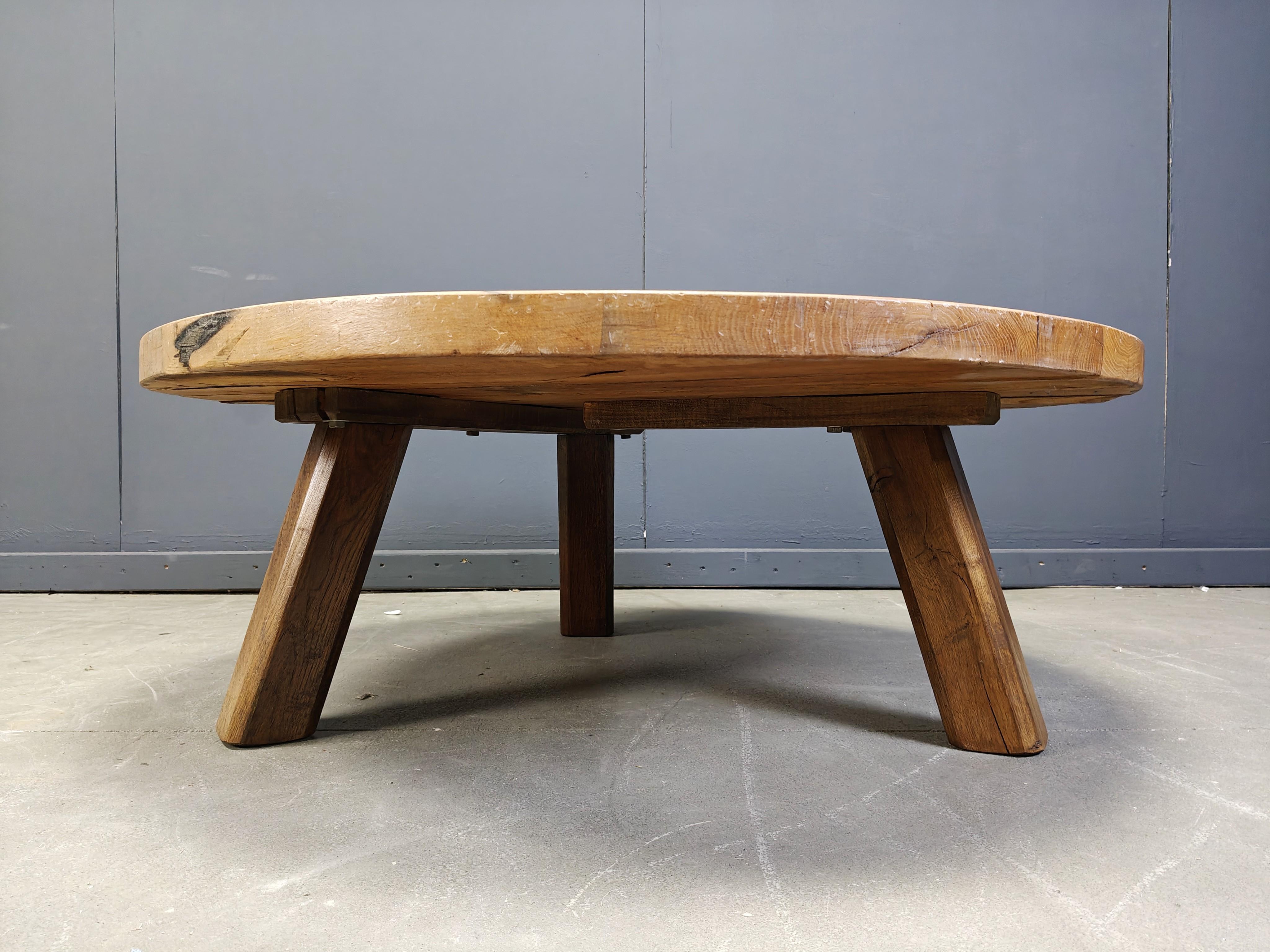 Large tripod round wooden brutalist coffee table, 1960s For Sale 3