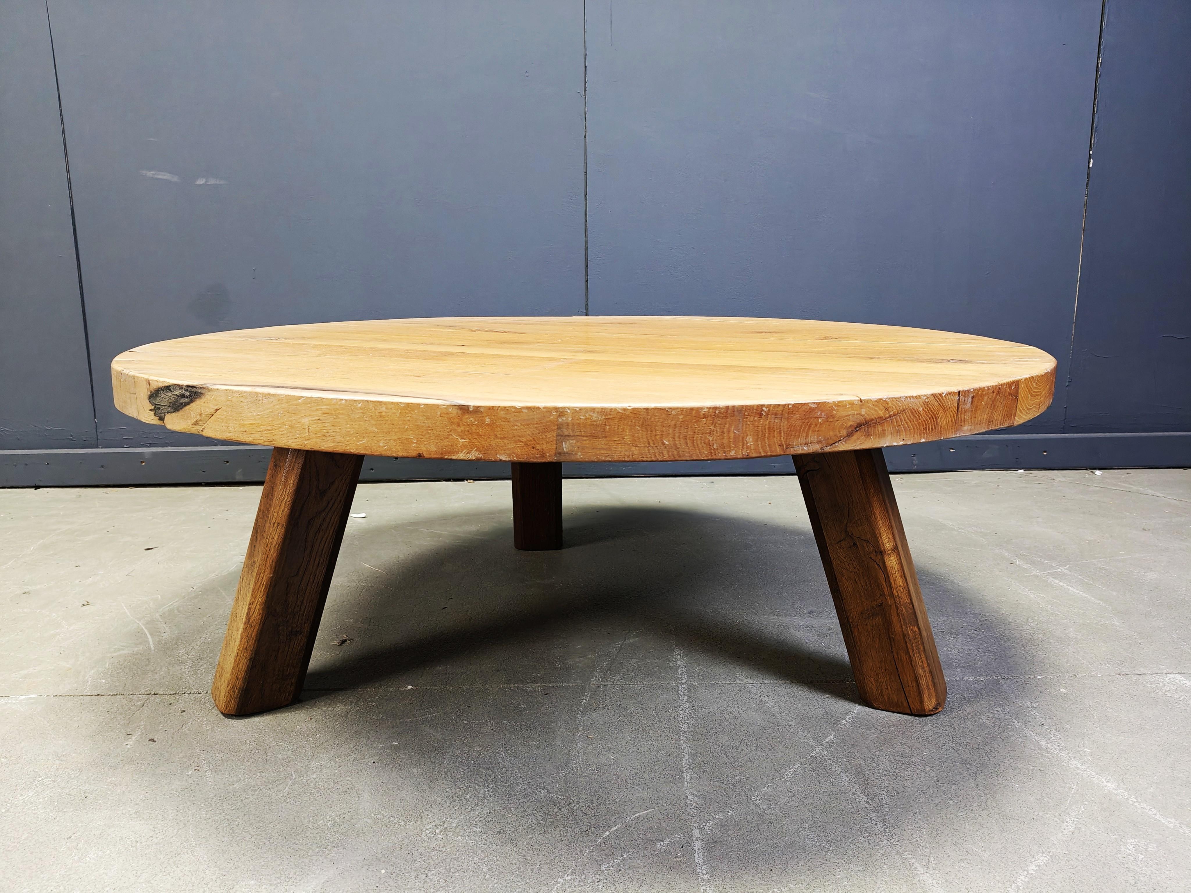 Large tripod round wooden brutalist coffee table, 1960s For Sale 4