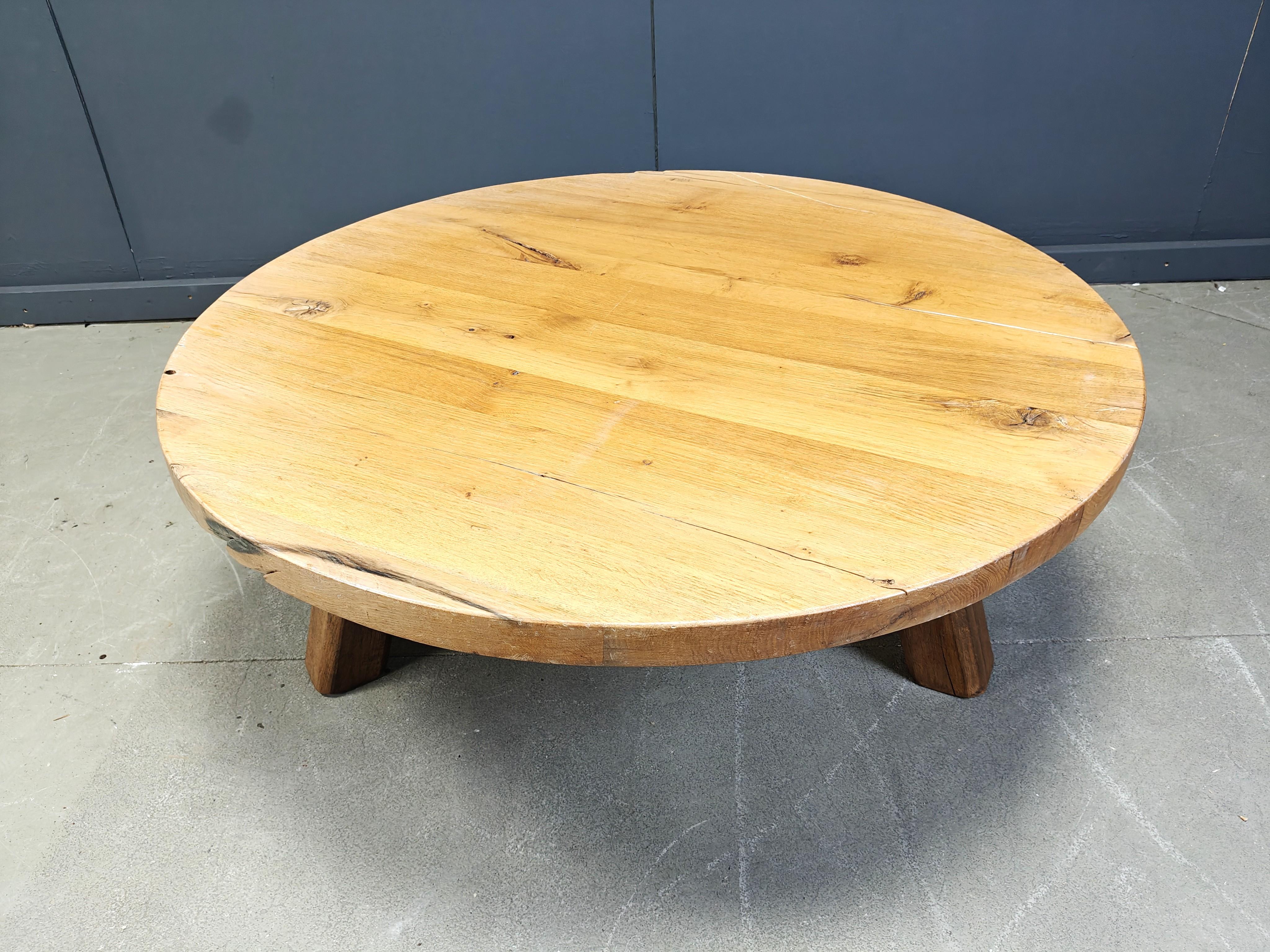 Large tripod round wooden brutalist coffee table, 1960s For Sale 6