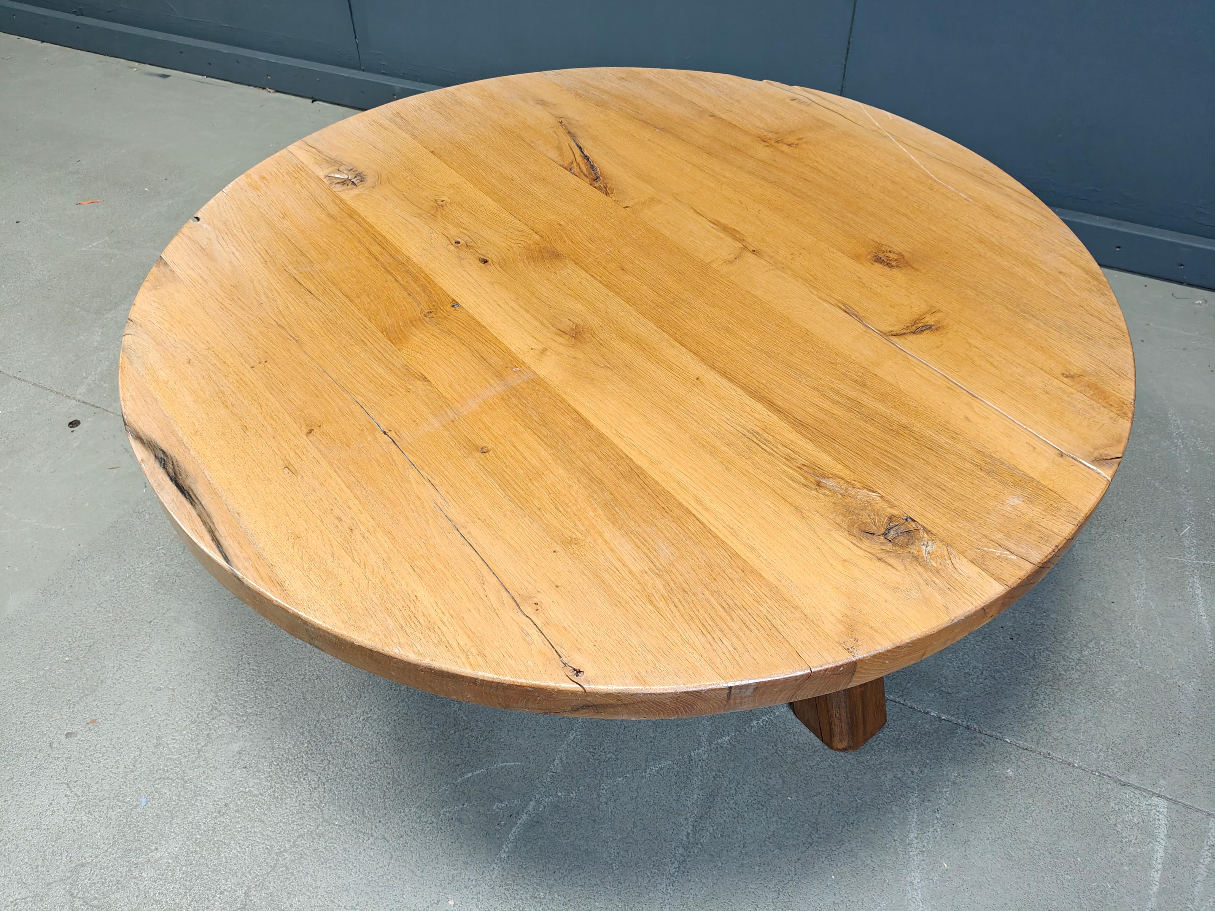 Large tripod round wooden brutalist coffee table, 1960s In Good Condition For Sale In Leuven, Vlaams Gewest