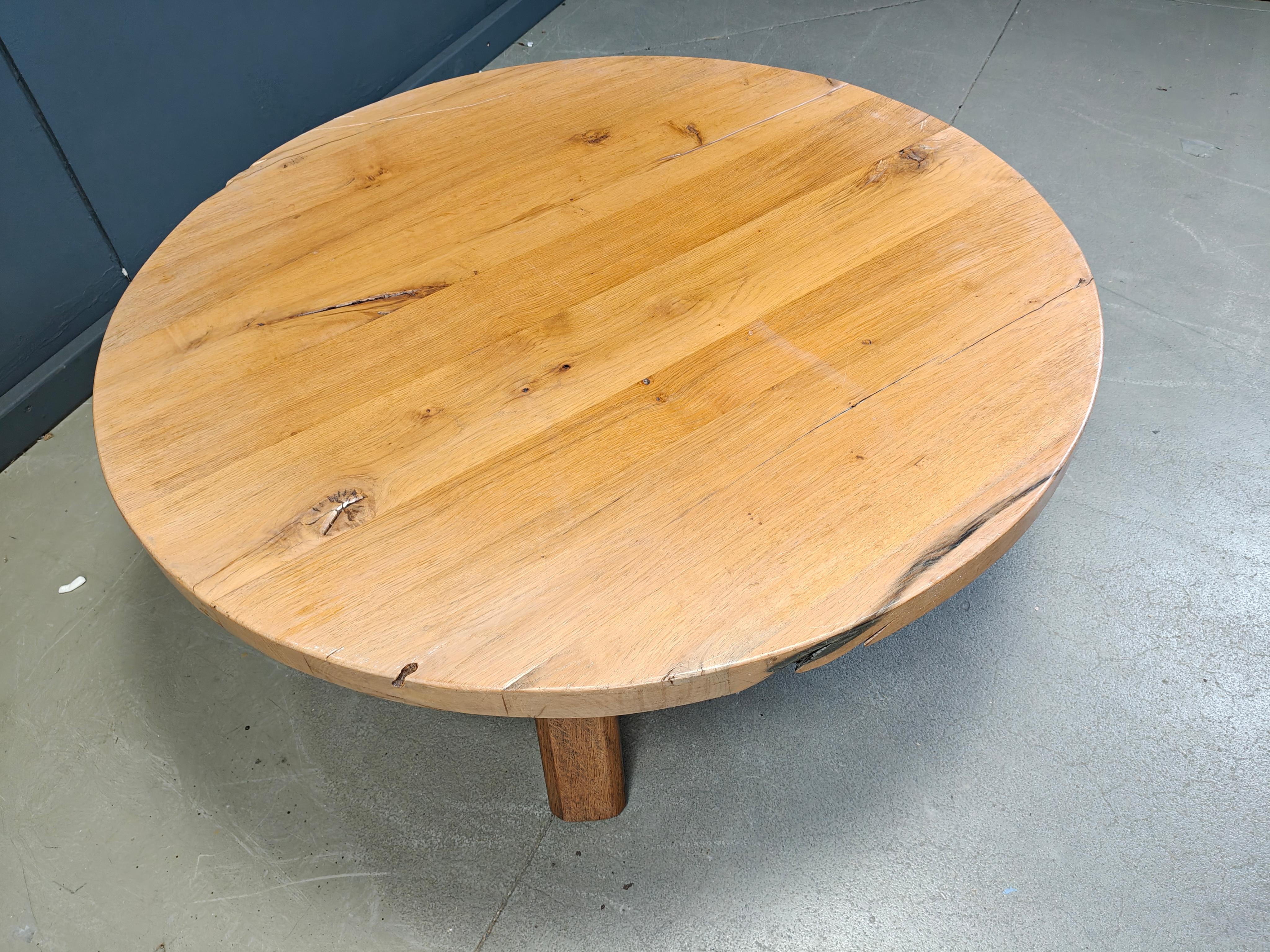 Large tripod round wooden brutalist coffee table, 1960s For Sale 1