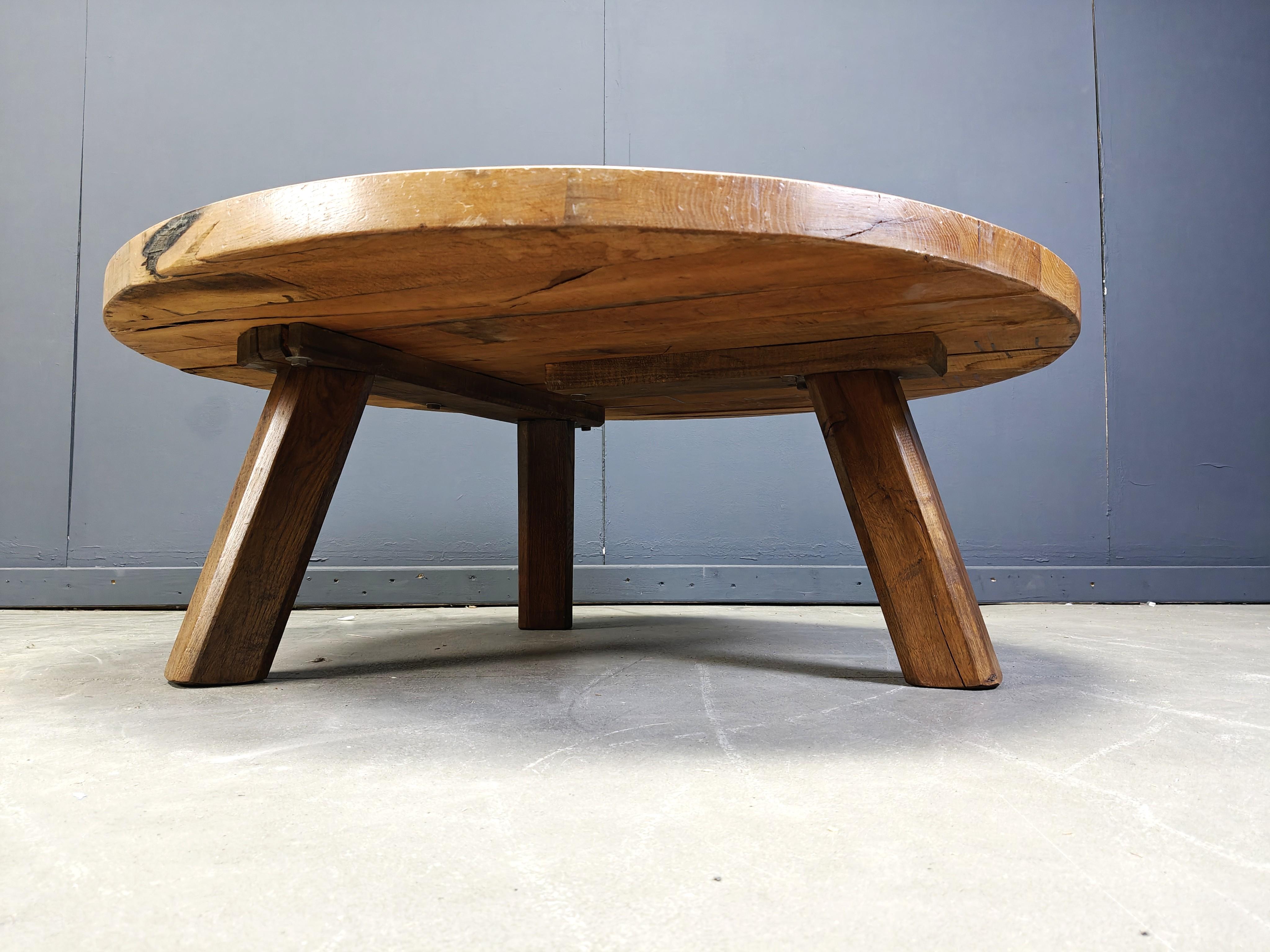 Large tripod round wooden brutalist coffee table, 1960s For Sale 2