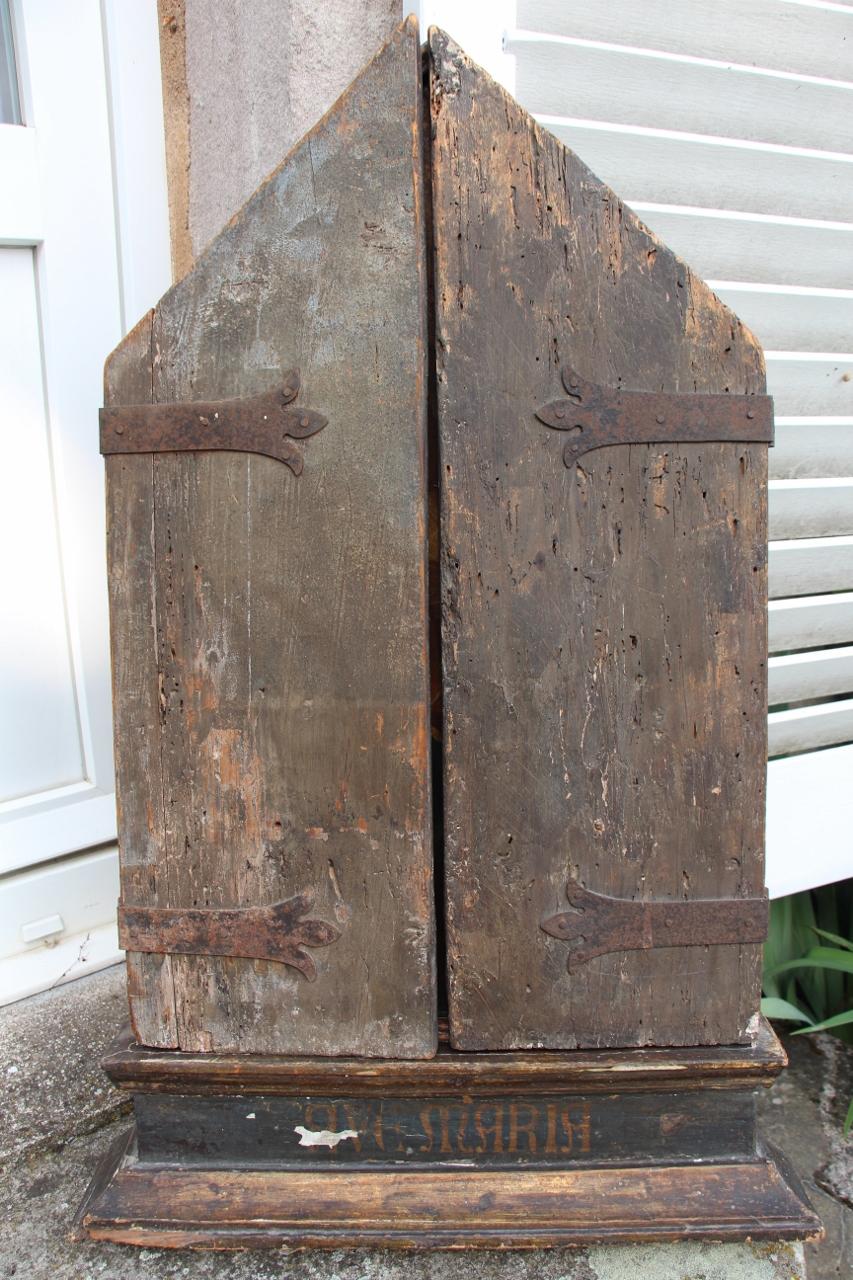 Malerei auf Holz im Stil des italienischen Primitivismus, Gebetschor, gewölbte Tafel, die mit zwei Fensterläden geschlossen wird, in einem Rahmen mit der Aufschrift 