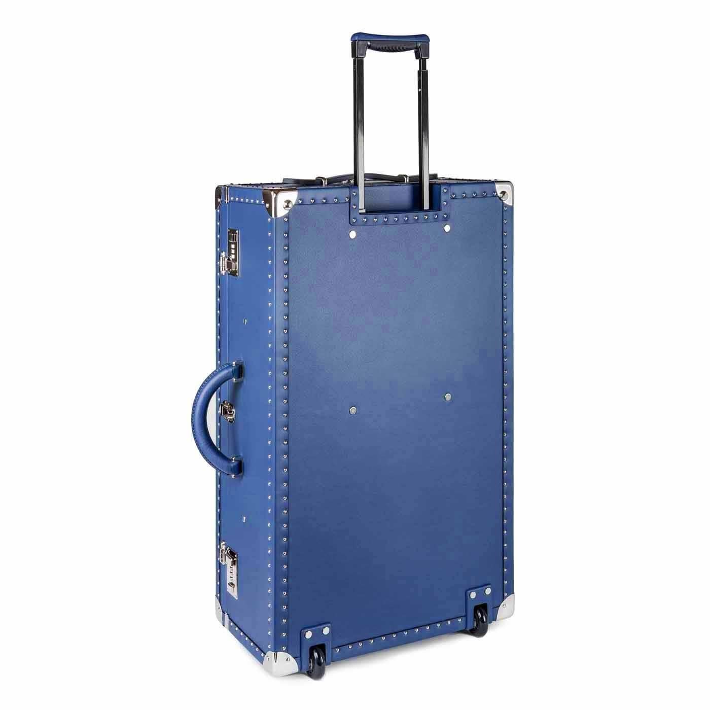 This elegant trolley has a vintage look and the comfort of modern luggage. Made with artisanal methods, it is light, sturdy, and easy to carry thanks to its wheels. It features both hand-sewn handles and a telescopic handle. The interior is lined