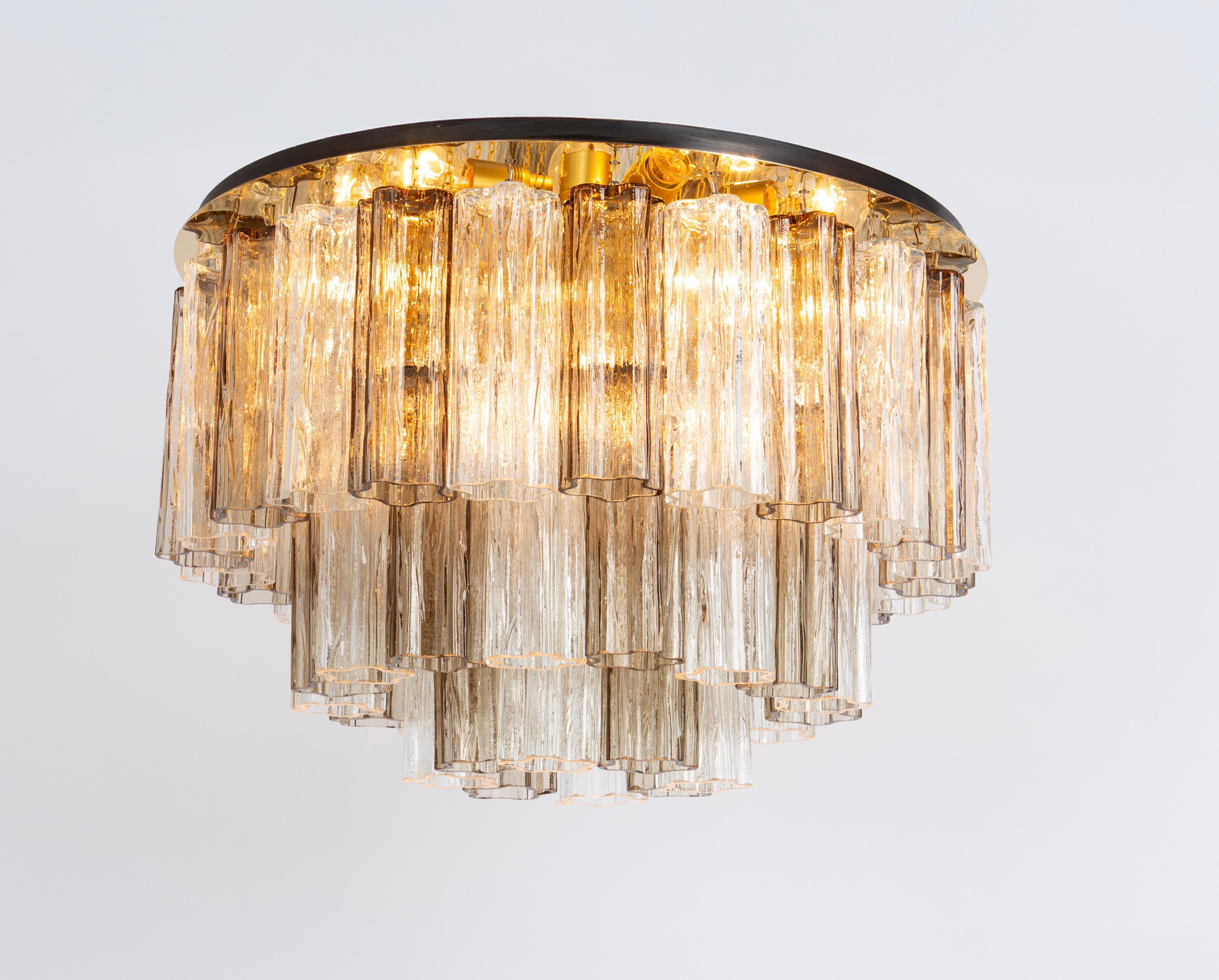 Grande lampadario in vetro di Murano realizzato da Kalmar, Austria 1960
Tre piani raccolgono molti bicchieri strutturati, che rifrangono magnificamente la luce di qualità molto pesante.

Di alta qualità e in ottime condizioni. Pulito, ben cablato e