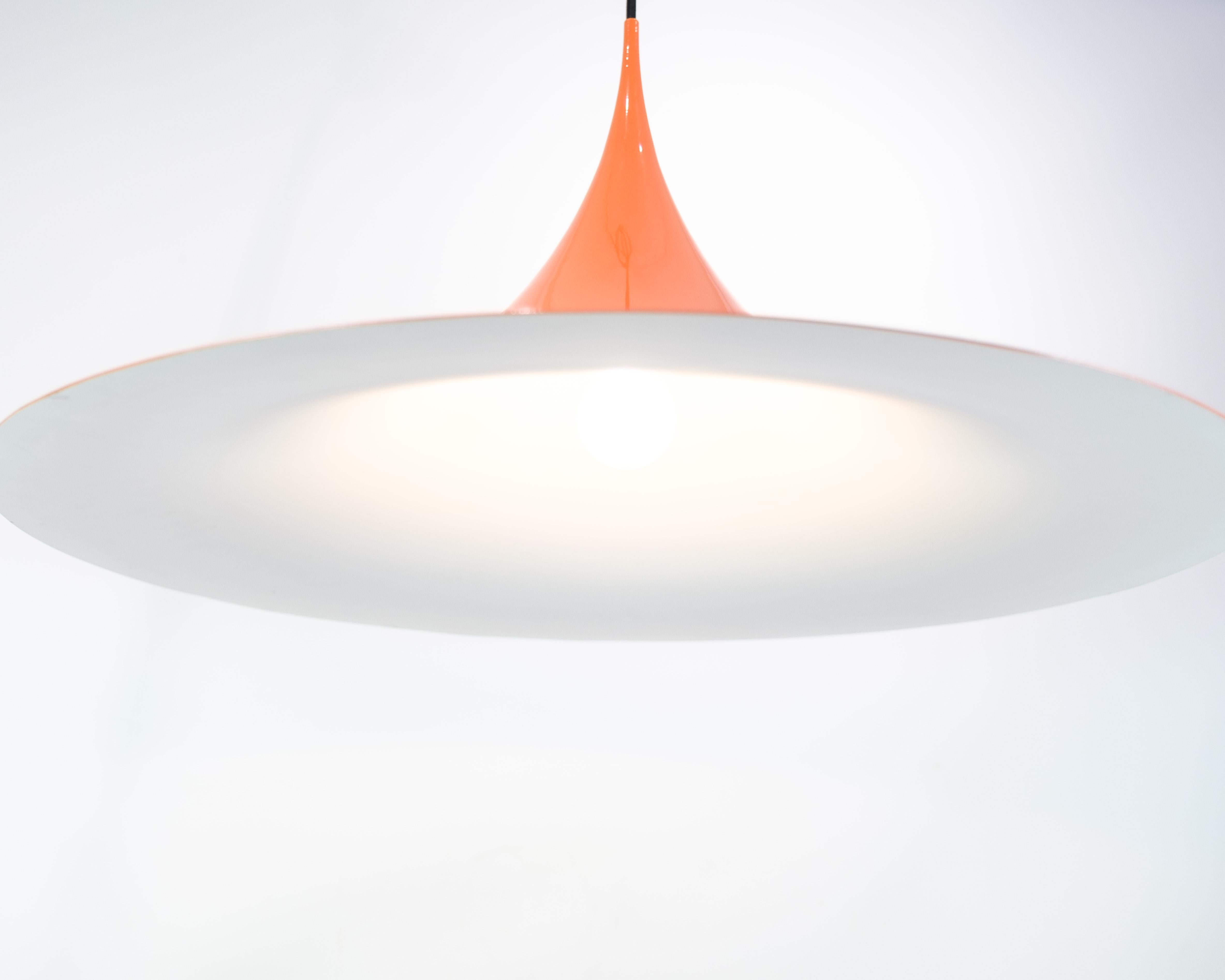 Grande suspension en forme de trompette de couleur orange, conçue par Claus Bonderup pour Fog & Mørup dans les années 1970.

Dimensions : H:35cm Dia:69.5cm