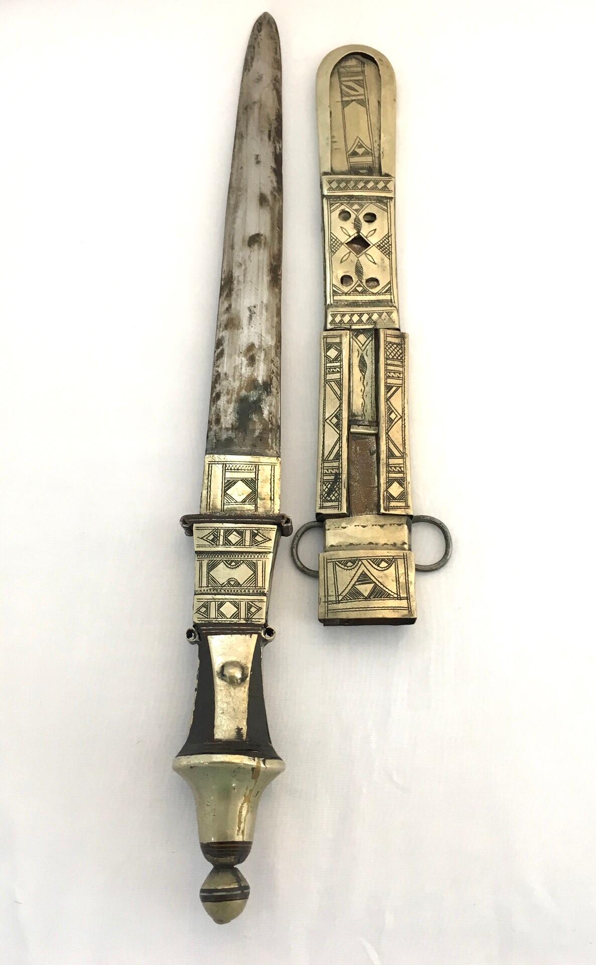 Large Tuareg Dagger Etched Silver Leather African Tribal Weaponry In Good Condition For Sale In Vineyard Haven, MA