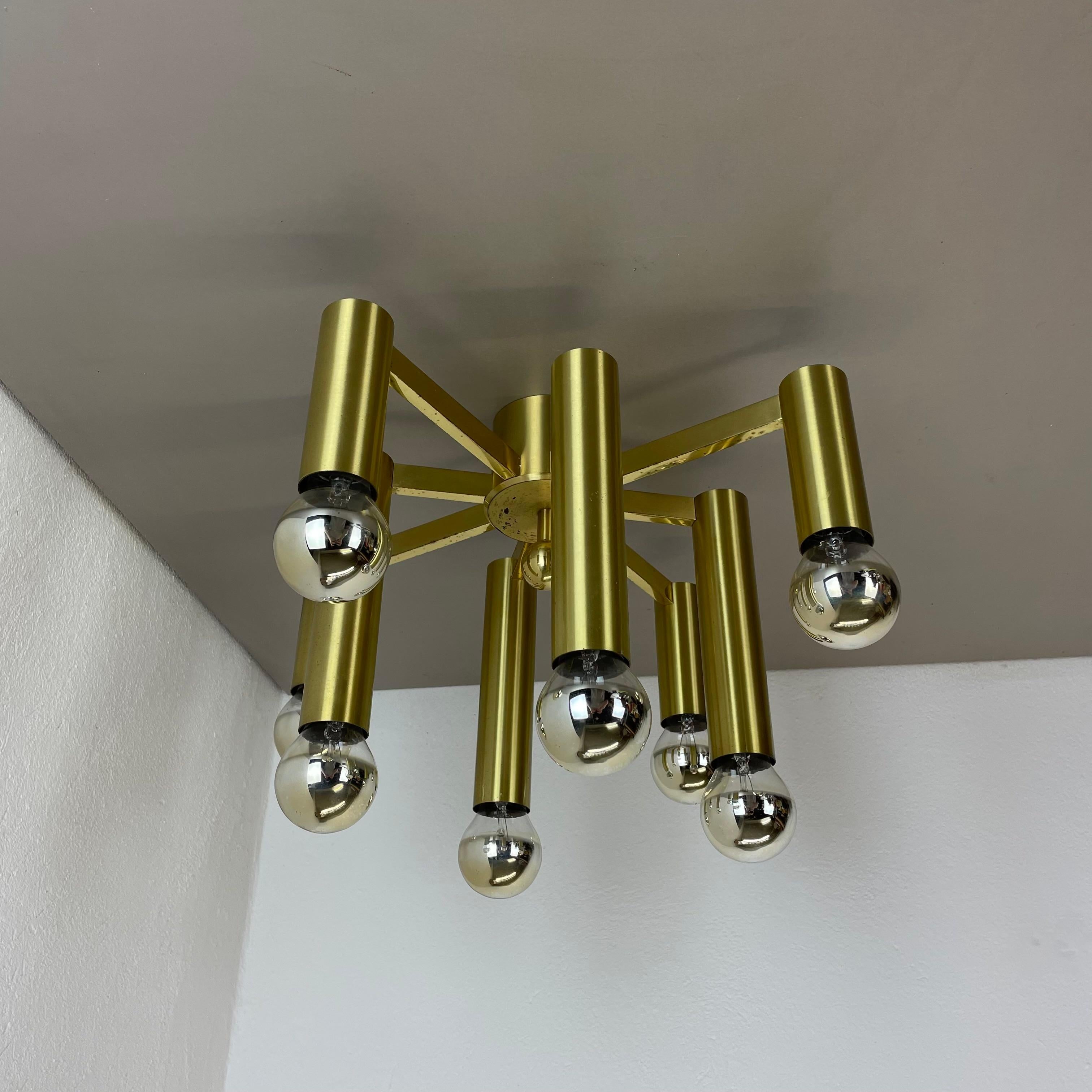 Article:

brass ceiling light, flush mount



Origin:

Italy



Age:

1960s




This vintage modernist ceiling light was produced in the 1960s in Italy. The lights is made of solid brass and has a fantastic tube structure with sockets for light