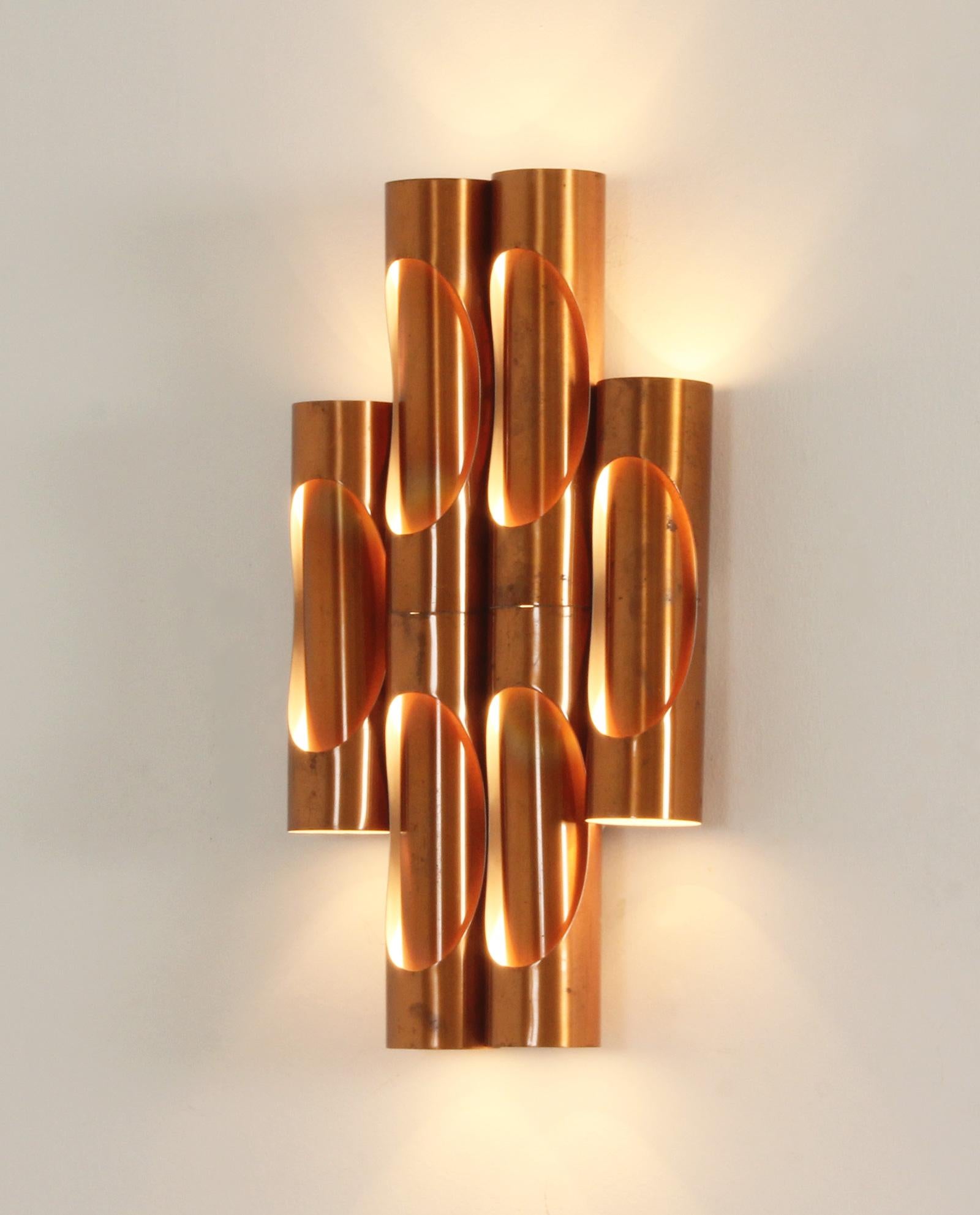 Gran candelabro tubular de cobre de los años 60, España. Seis elementos con interior lacado en blanco y dos bombillas cada tubo.
