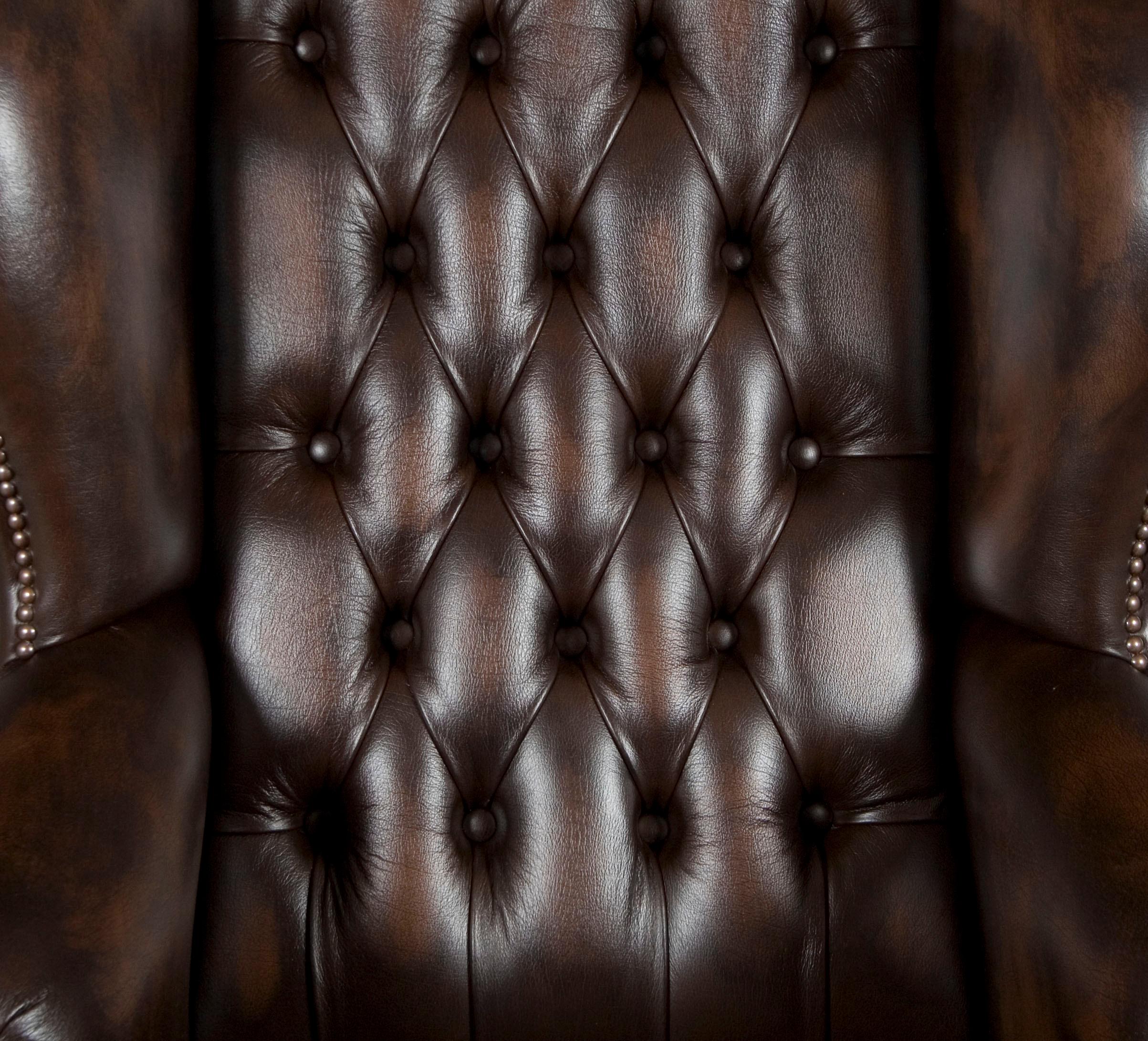 Anglais Grand fauteuil de bureau en cuir brun touffeté en vente