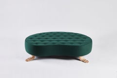 Ottomana Lupa Madre, grande e trapuntata, con piedini in Oak intagliati a mano di Martin and Brockett