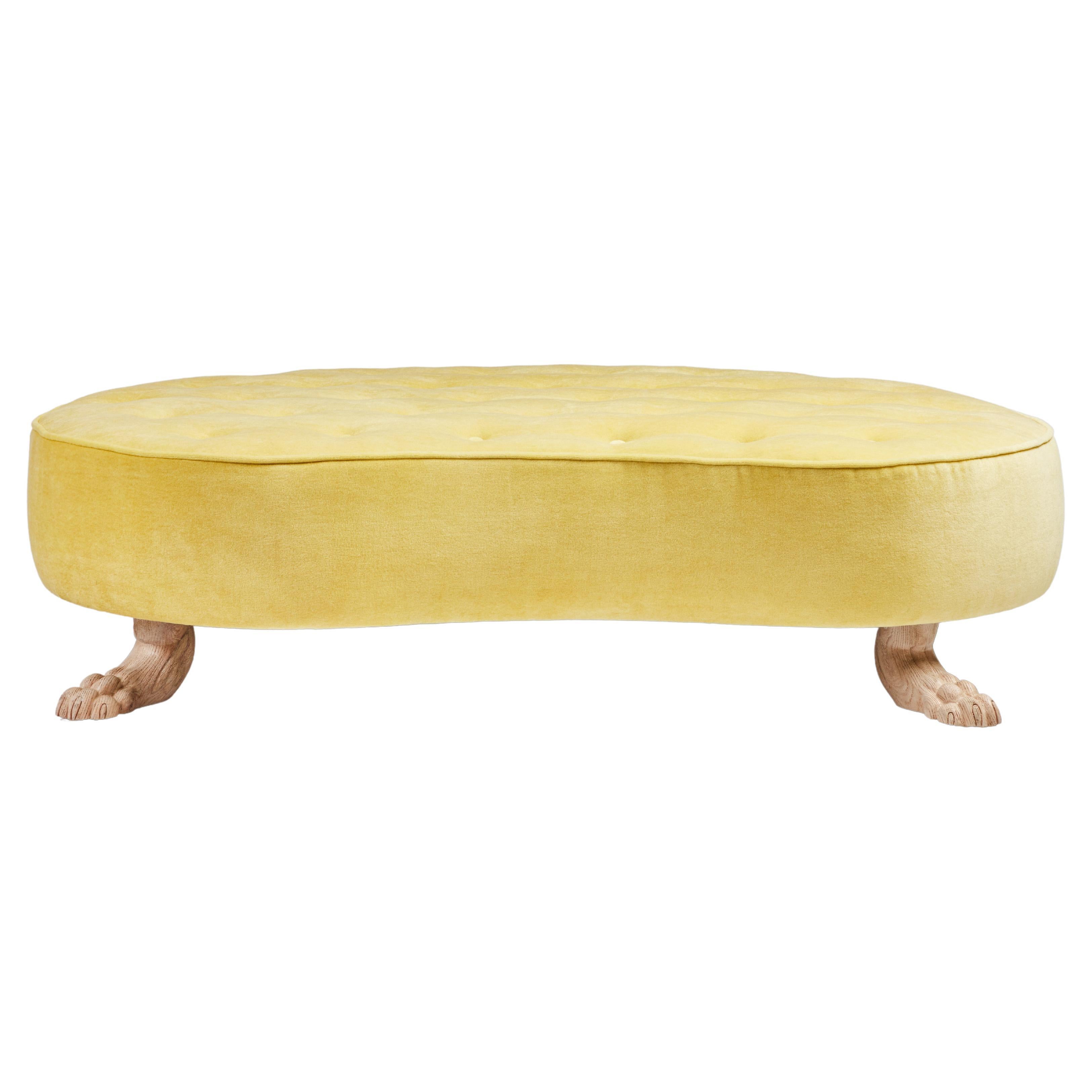 Otomana Grande Lupa Madre con Pies de Roble Tallados a Mano by Martin and Brockett
