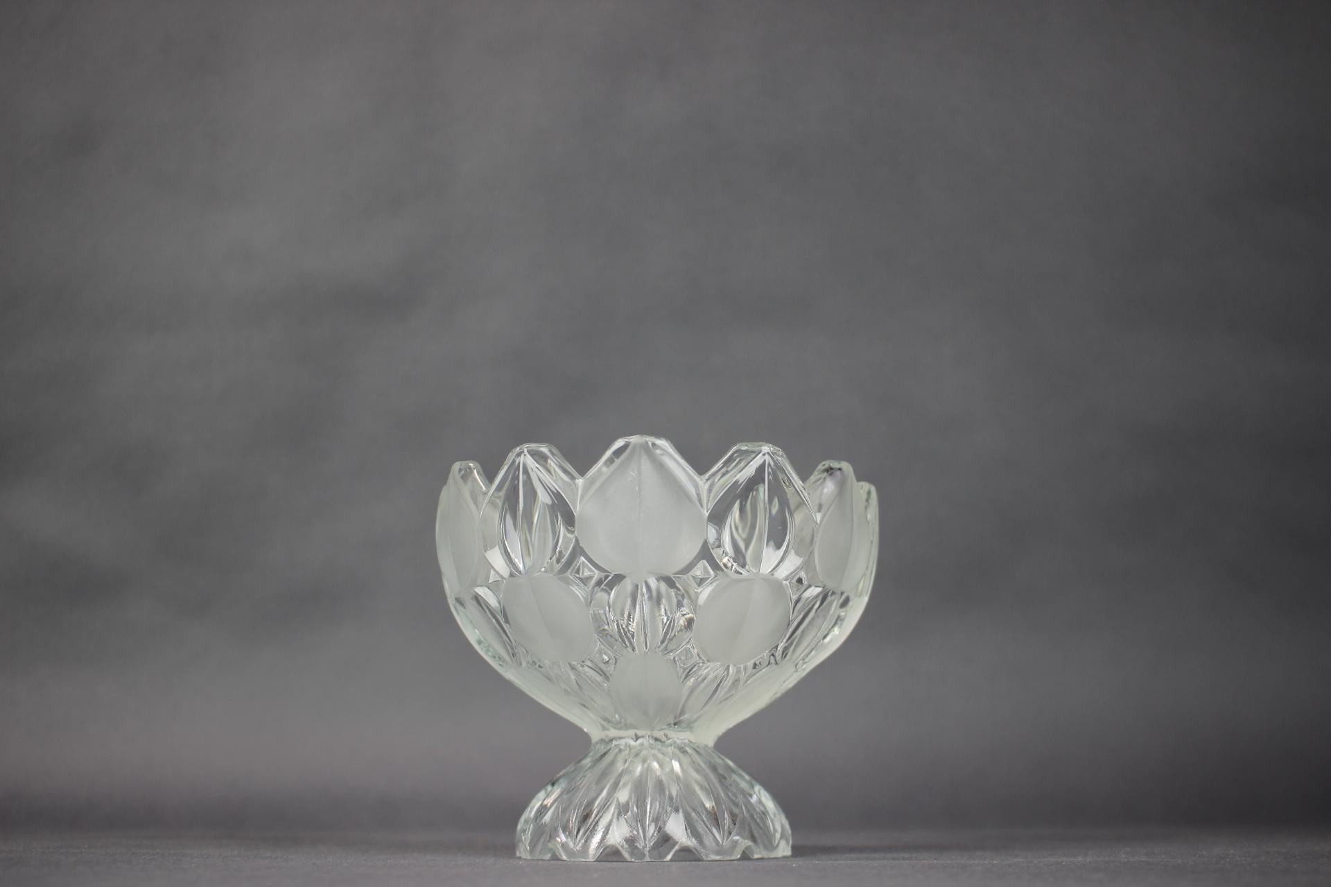 Large Tulip Collection Pressed Glass Bowl, Czechoslovakia, 1957s In Good Condition For Sale In Praha, CZ