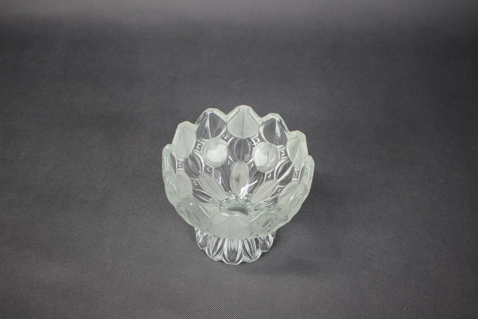 Large Tulip Collection Pressed Glass Bowl, Czechoslovakia, 1957s For Sale 1