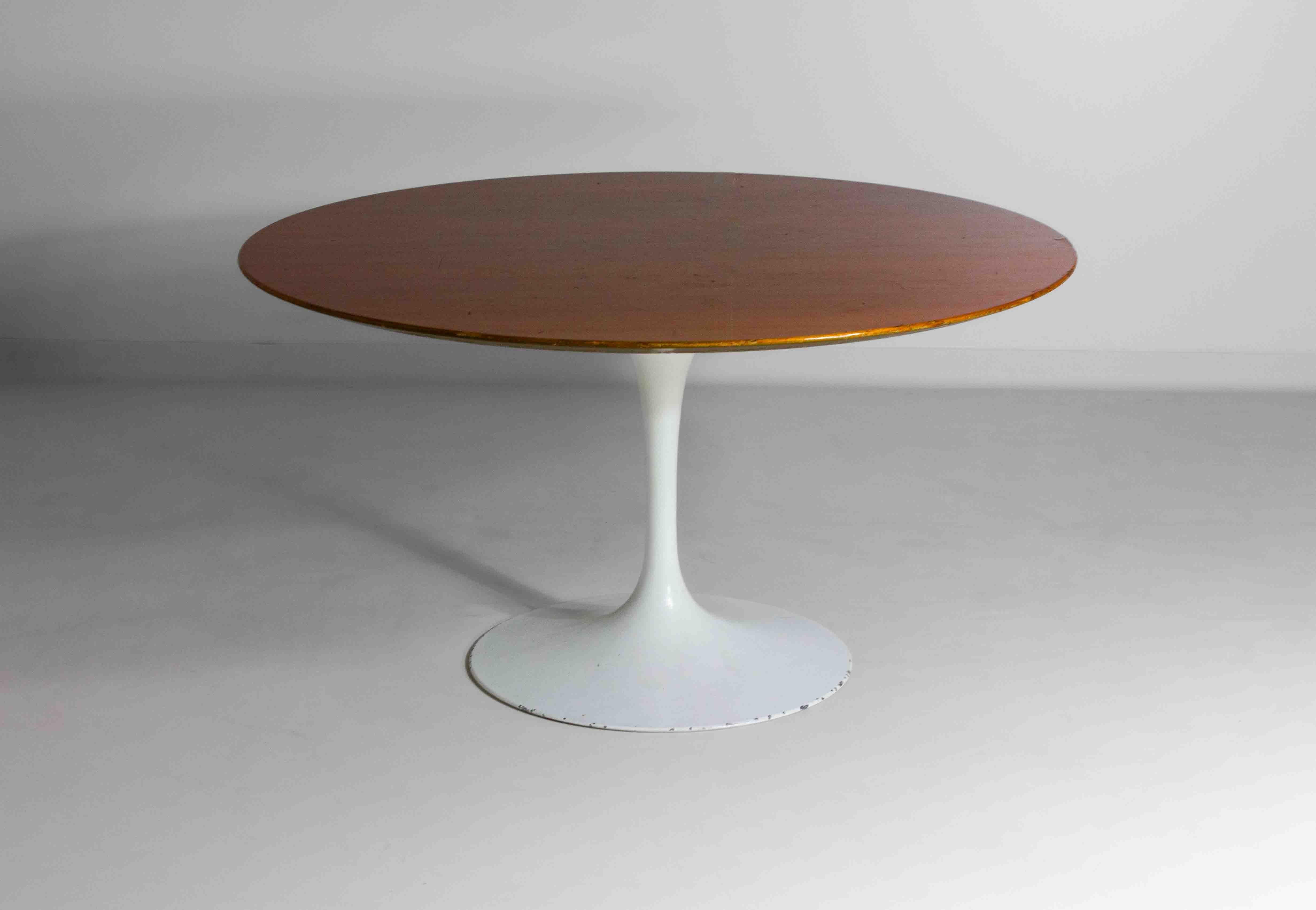 La Tulip Table d'Eero Saarinen, conçue en 1956 dans le cadre de sa Collection Pedestal pour Knoll, était un effort pour réduire l'encombrement des pieds que l'on trouve dans les meubles traditionnels. Cette table emblématique, généralement