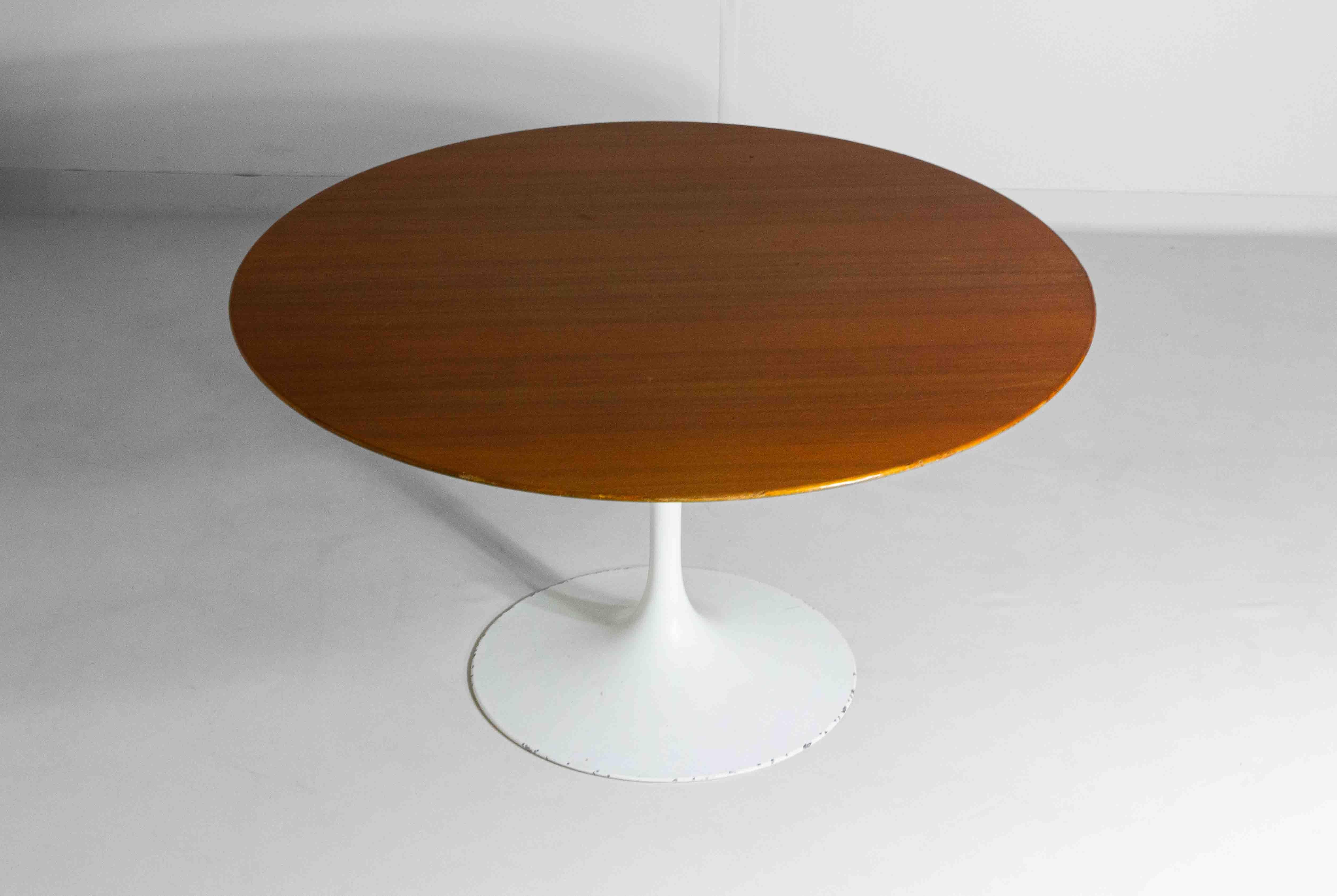 Ère spatiale Grande table tulipe avec plateau en bois par Eero Saarinen, Knoll International 1970