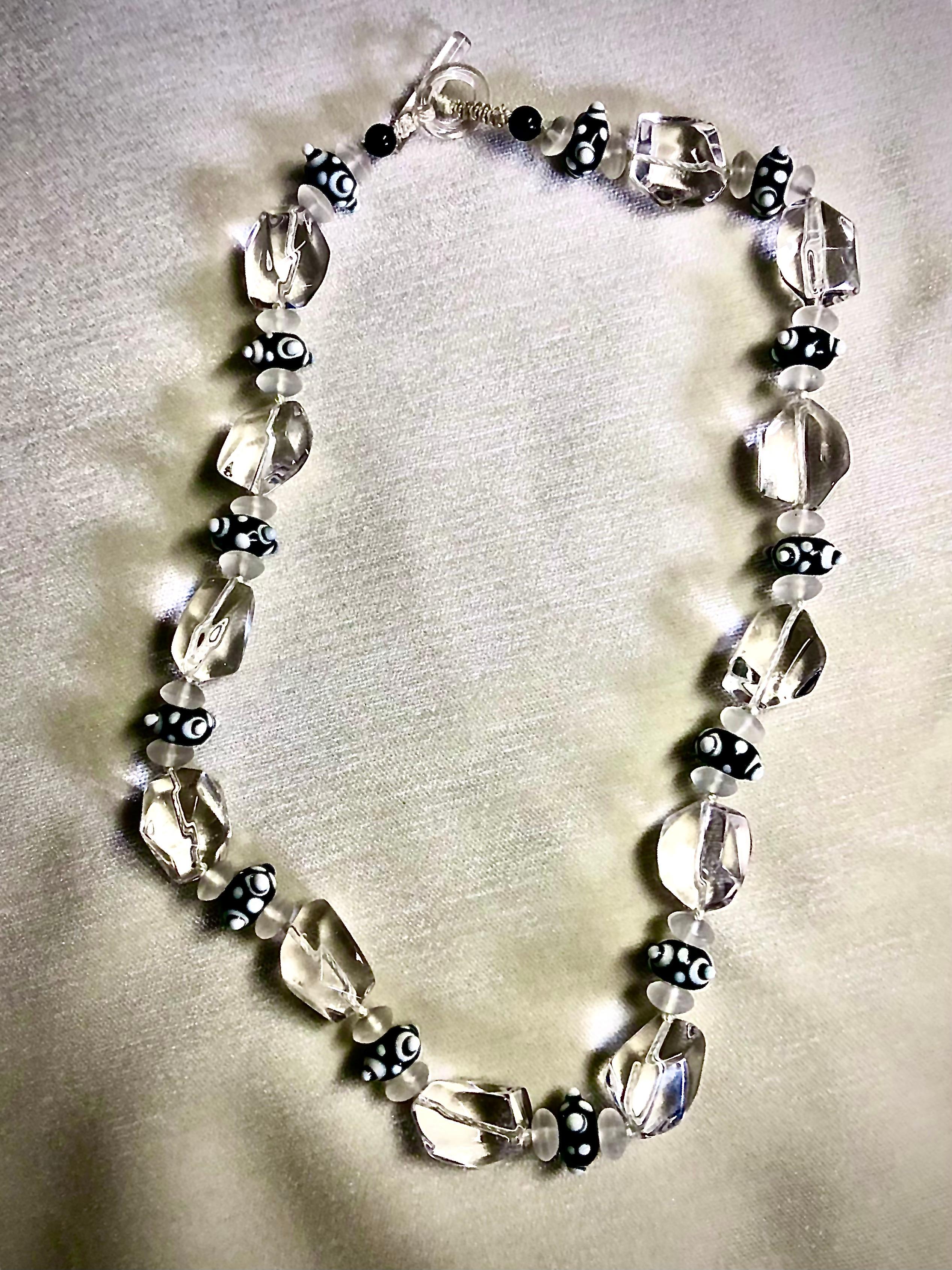 Große Halskette aus gewölbtem Bergkristall-Nugget und venezianischen Perlen im Vintage-Stil für Damen oder Herren im Angebot