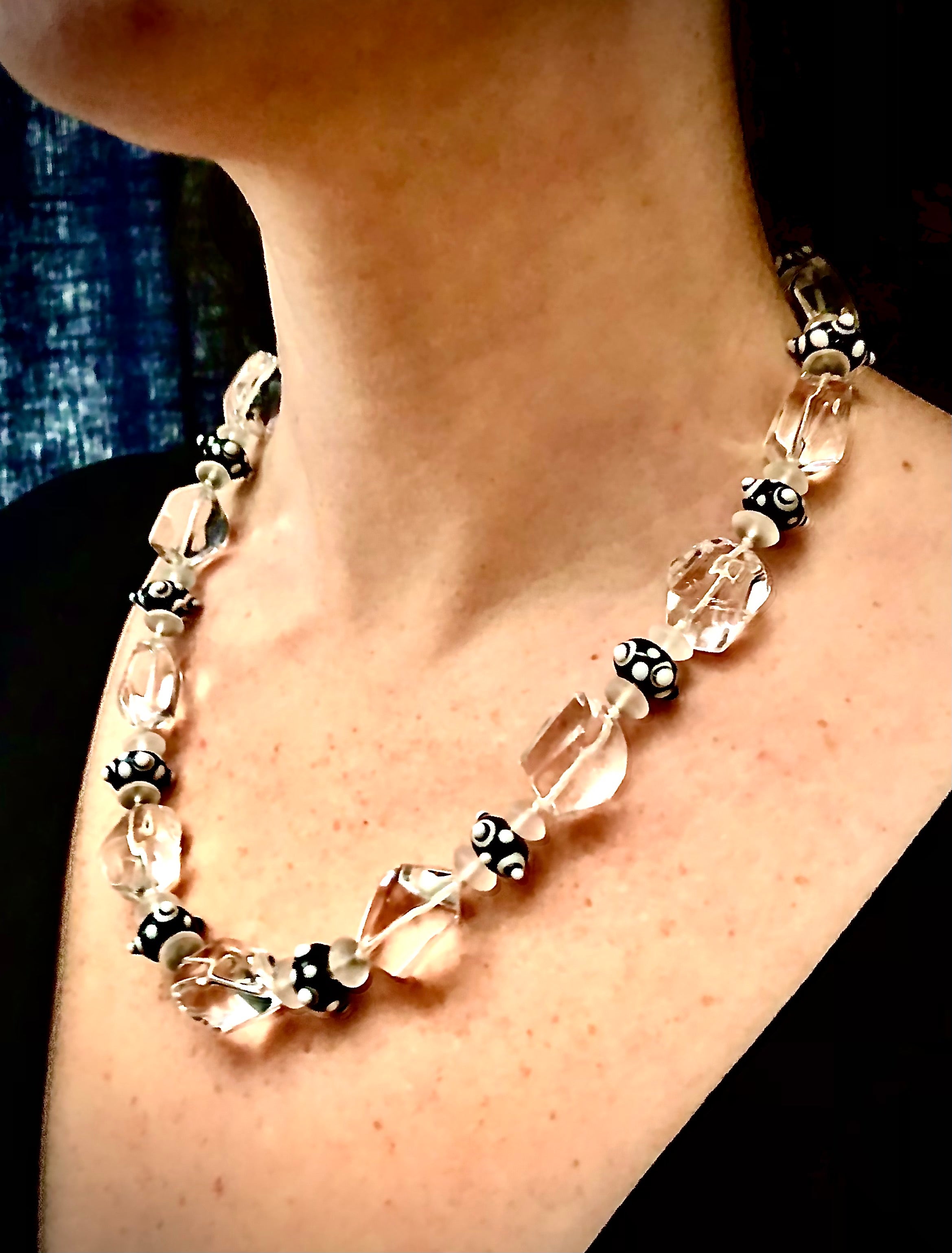 Große Halskette aus gewölbtem Bergkristall-Nugget und venezianischen Perlen im Vintage-Stil im Angebot