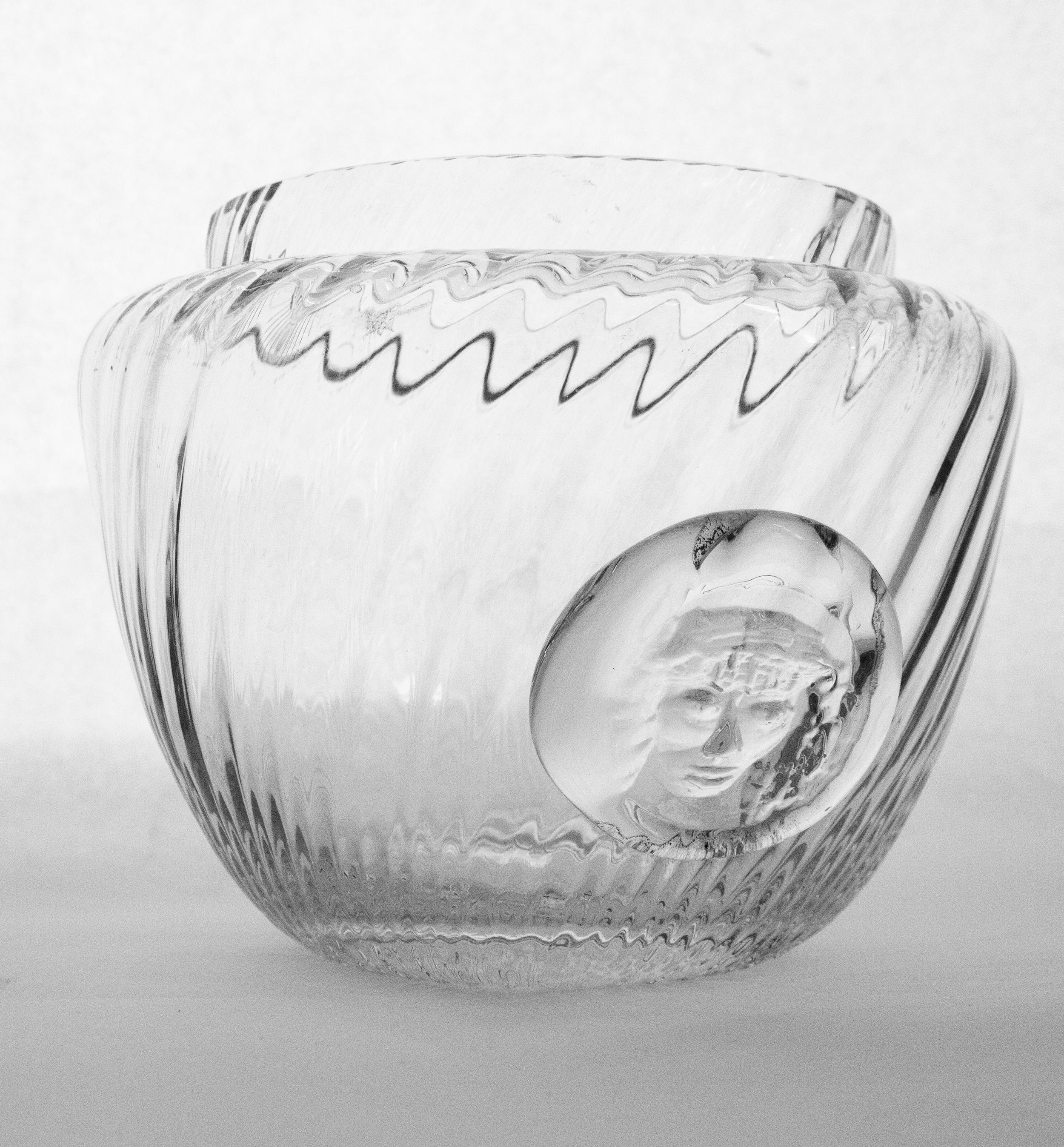 Grand bol en verre Turbine de l'artiste suédois Erik Höglund, 1980.
Erik Höglund, 1932-1998, était un sculpteur et artiste verrier suédois, communément connu pour son verre épais et bouillonnant fabriqué pour Boda. Ce grand bol est une pièce