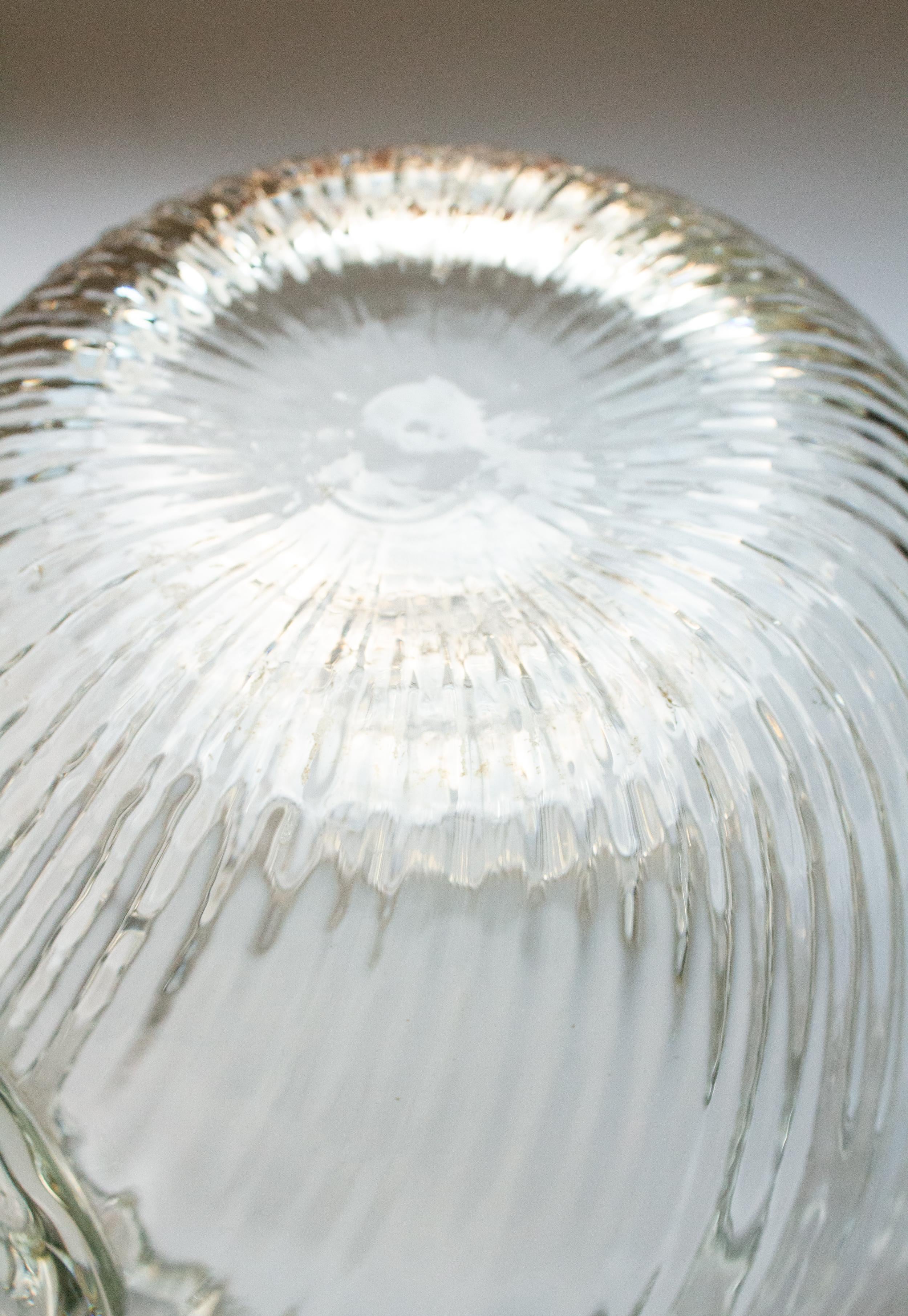 Gran cuenco de cristal de turbina firmado por el artista sueco del cristal Erik Höglund, 1980 en Bueno estado para la venta en Stockholm, SE