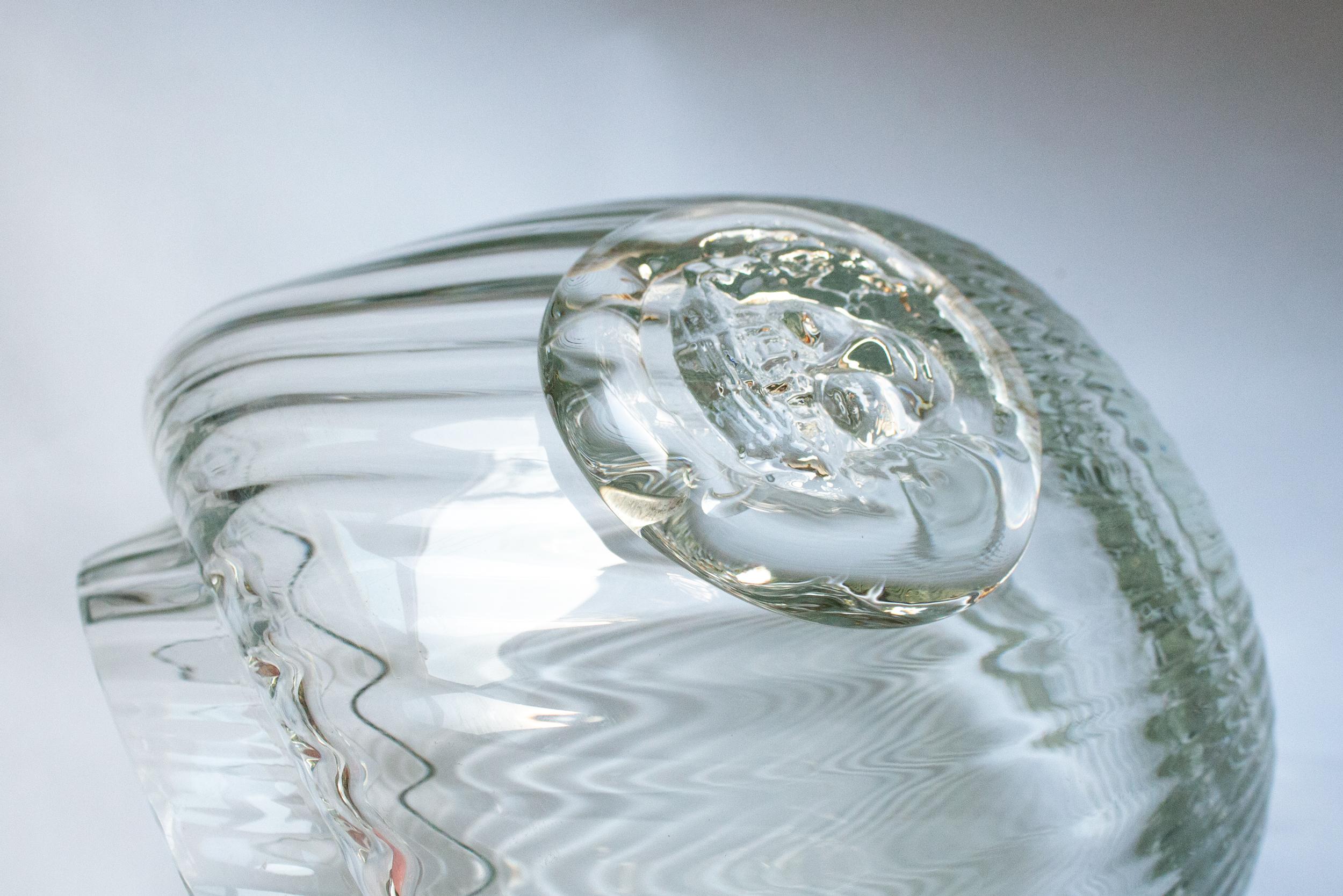 Gran cuenco de cristal de turbina firmado por el artista sueco del cristal Erik Höglund, 1980 Vidrio soplado en venta