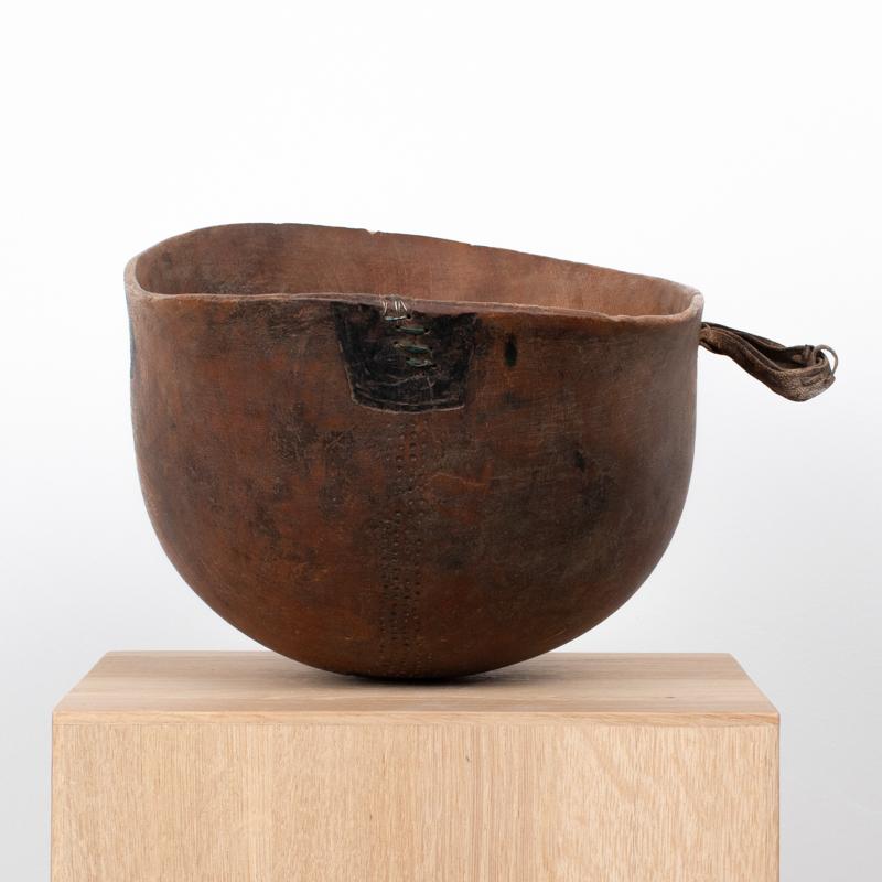 Large Turkana Wooden Bowl with Leather Handle Early 20th Century In Good Condition For Sale In Bonita Springs, FL