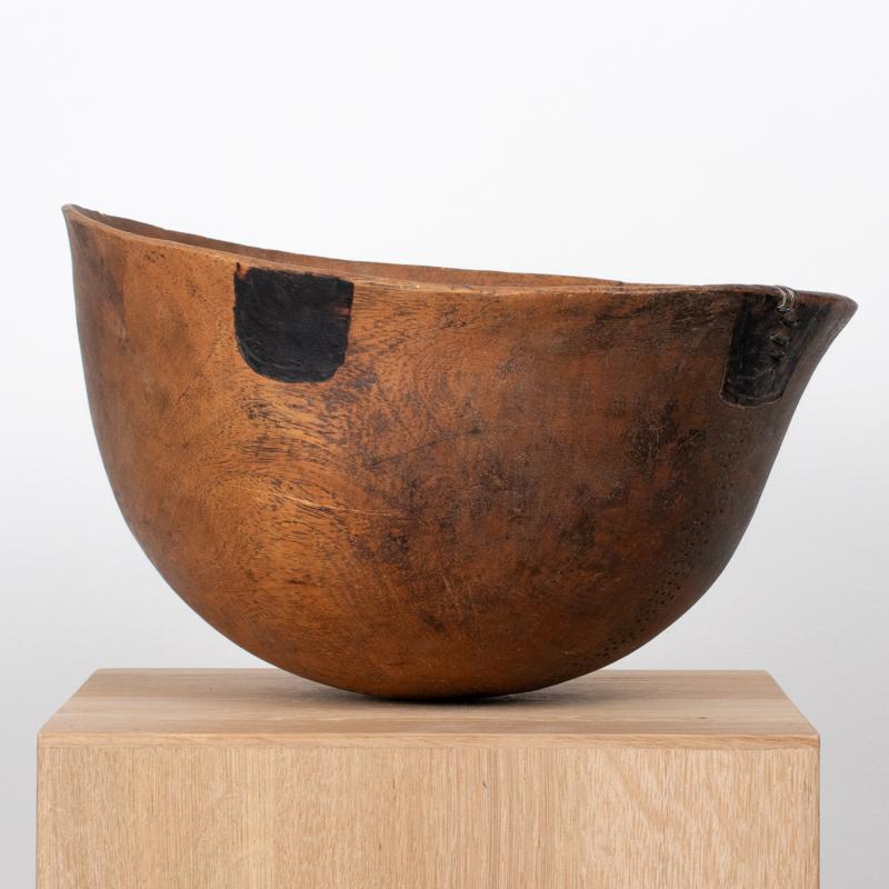 Large Turkana Wooden Bowl with Leather Handle Early 20th Century For Sale 2