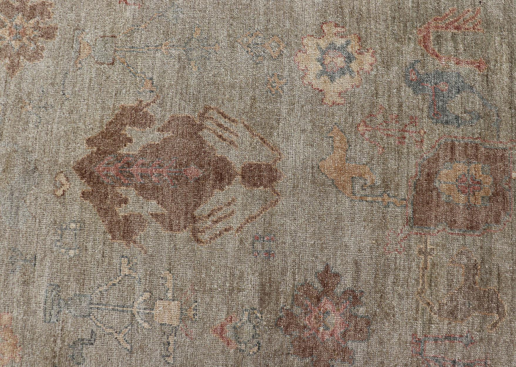 Maße: 11'10 x 17'4 

Großer türkischer Angora-Oushak-Teppich in Washed Sage mit Rost und Elfenbein 11'10 x 17'4. Keivan Woven Arts. Teppich /ANC-113937 / Anfang 21. Jahrhundert, Türkischer Oushak.
Dieser handgeknüpfte türkische Angora-Oushak-Teppich