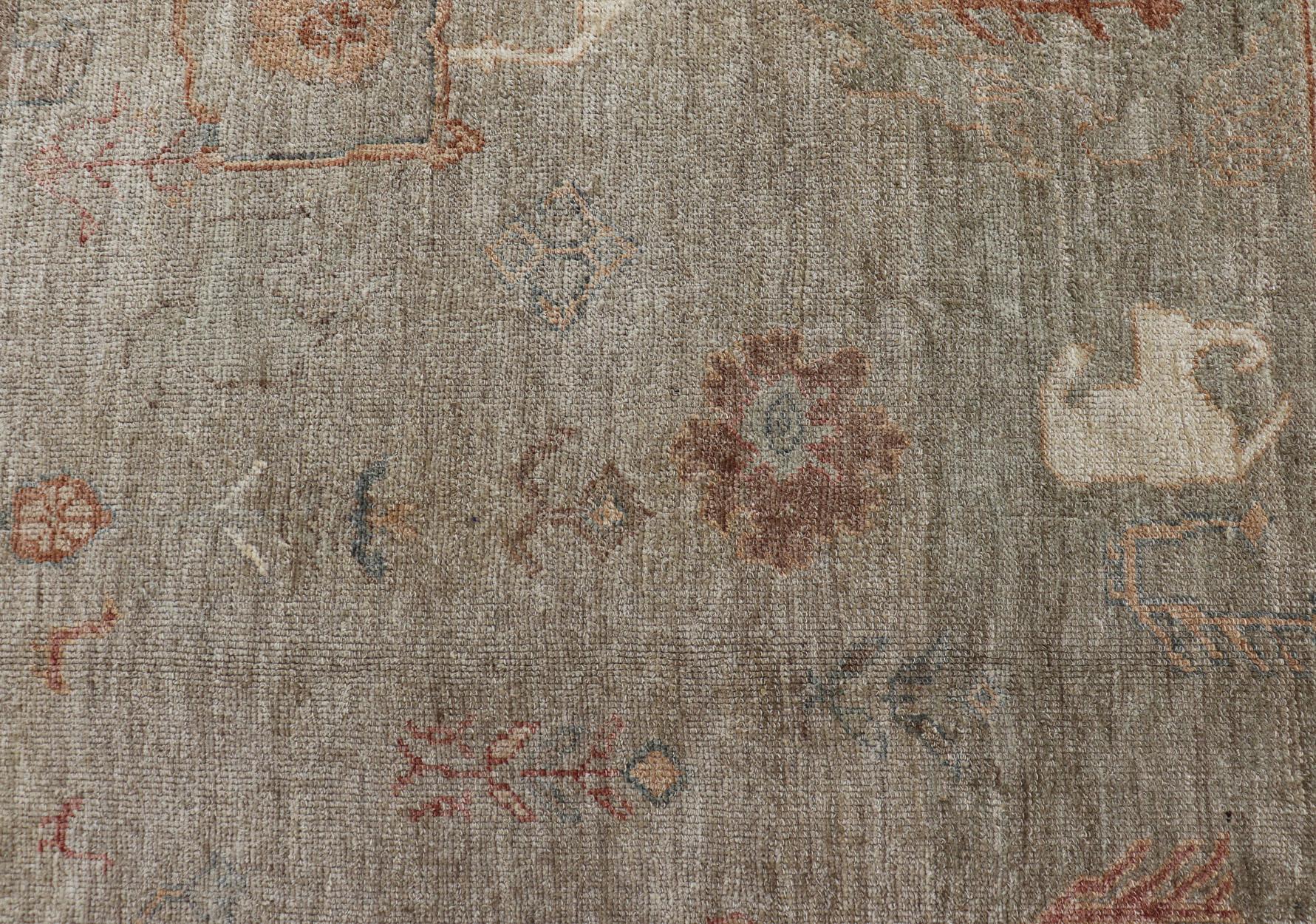 Großer türkischer Angora-Oushak-Teppich in Washed Sage mit Rost und Elfenbein 11'10 x 17'4 (Türkisch) im Angebot