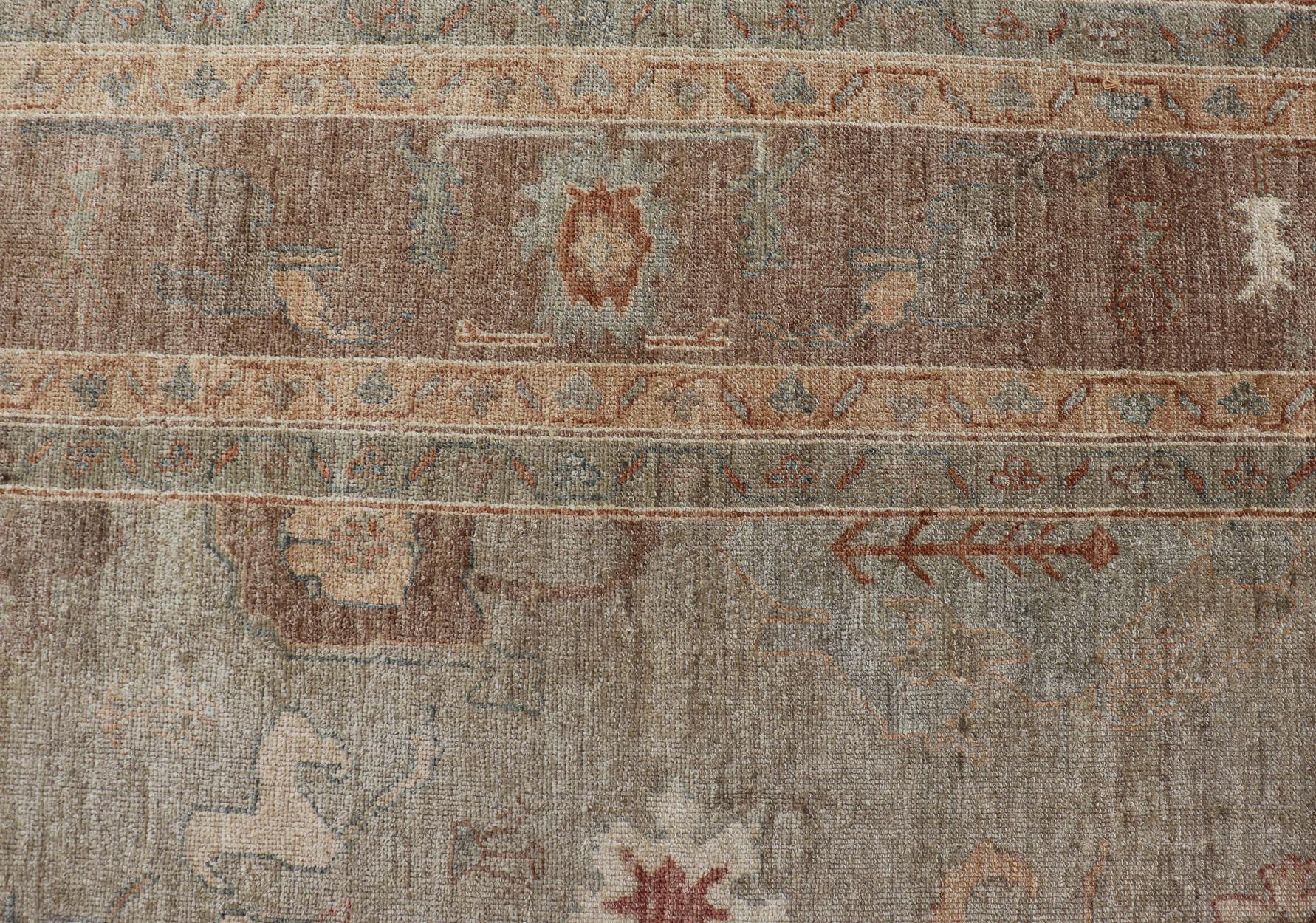 Großer türkischer Angora-Oushak-Teppich in Washed Sage mit Rost und Elfenbein 11'10 x 17'4 (Handgeknüpft) im Angebot